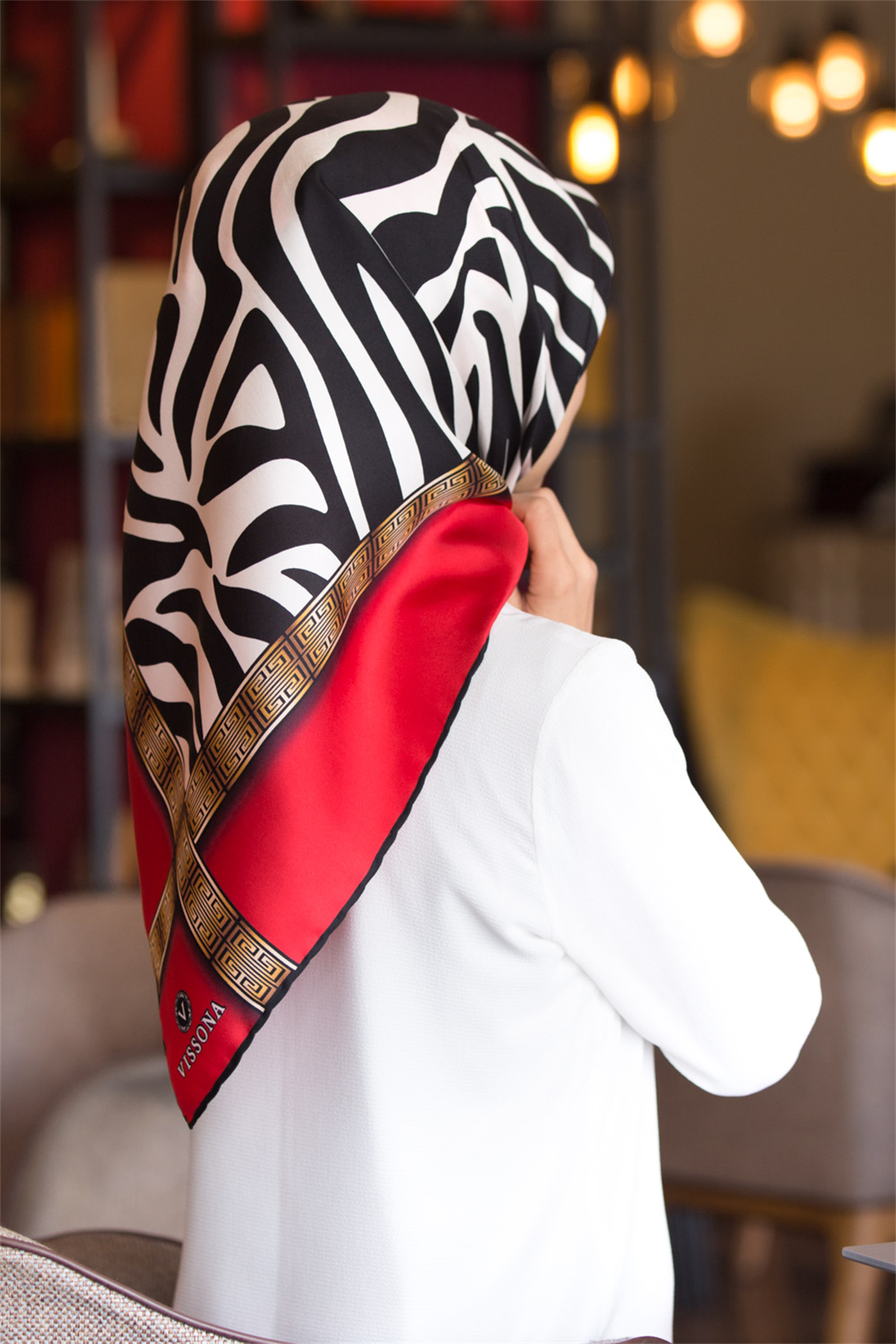 % 57 İPEK % 43 VİSKON Twill İpek Zebra Desenli Kırmızı - Siyah Renkli 90x90 Eşarp Dikim Şekli : El Dikişi