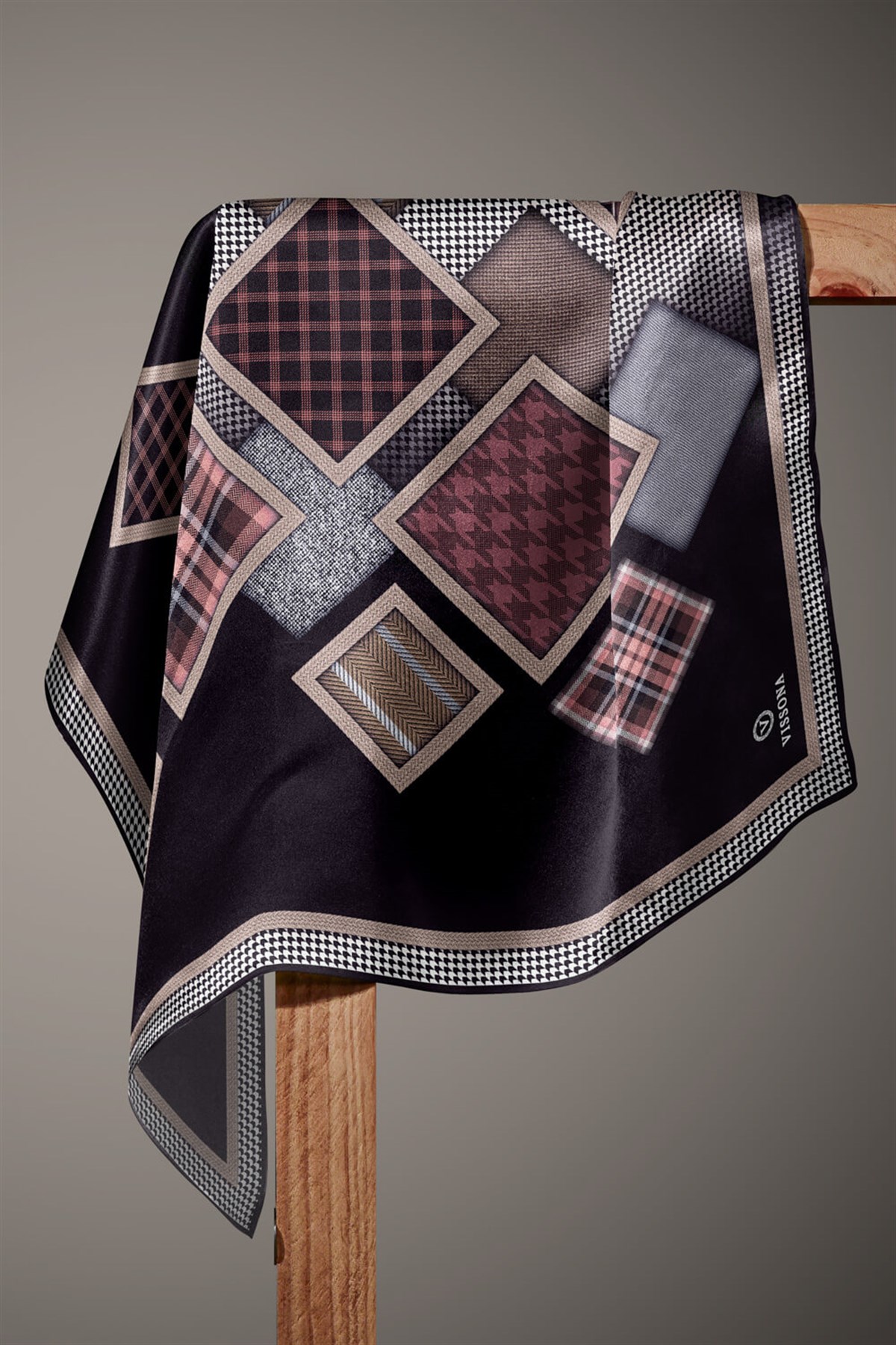 %100 Twill İpek Kazakayaklı Ve Ekose Desenli Siyah - Pudra Renkli 90x90 Eşarp Dikim Şekli : El Dikişi