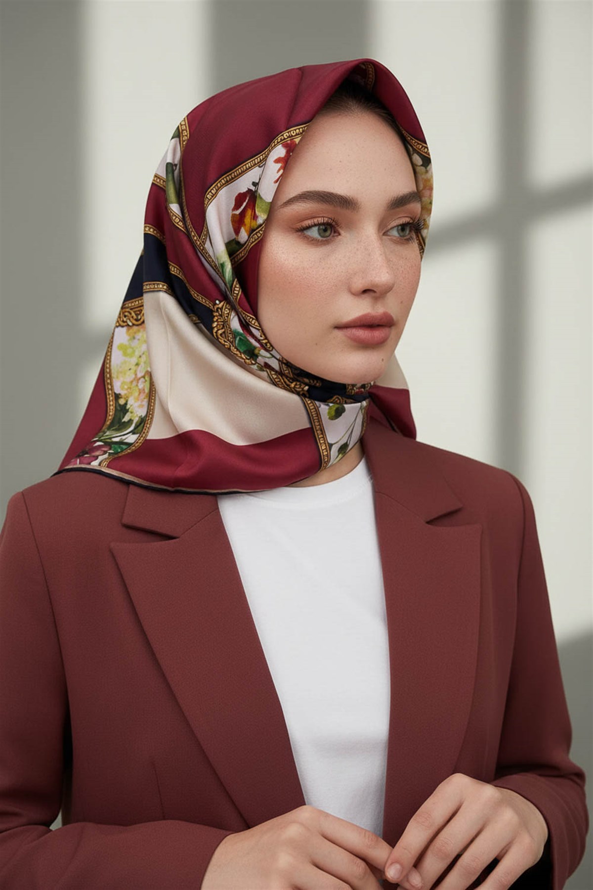 100% Twill İpek Şeritli Çiçek Desenli Bordo - Lacivert Renkli 90x90 Dikim Şekli : El Dikişi Eşarp