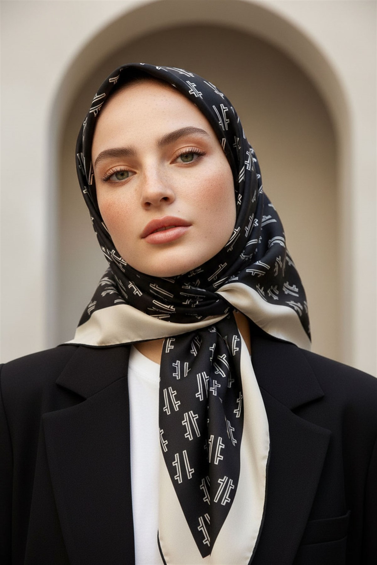 % 57 İPEK % 43 VİSKON Twill İpek Geometrik Desenli Siyah - Krem Renkli 90x90 Eşarp Dikim Şekli : El Dikişi