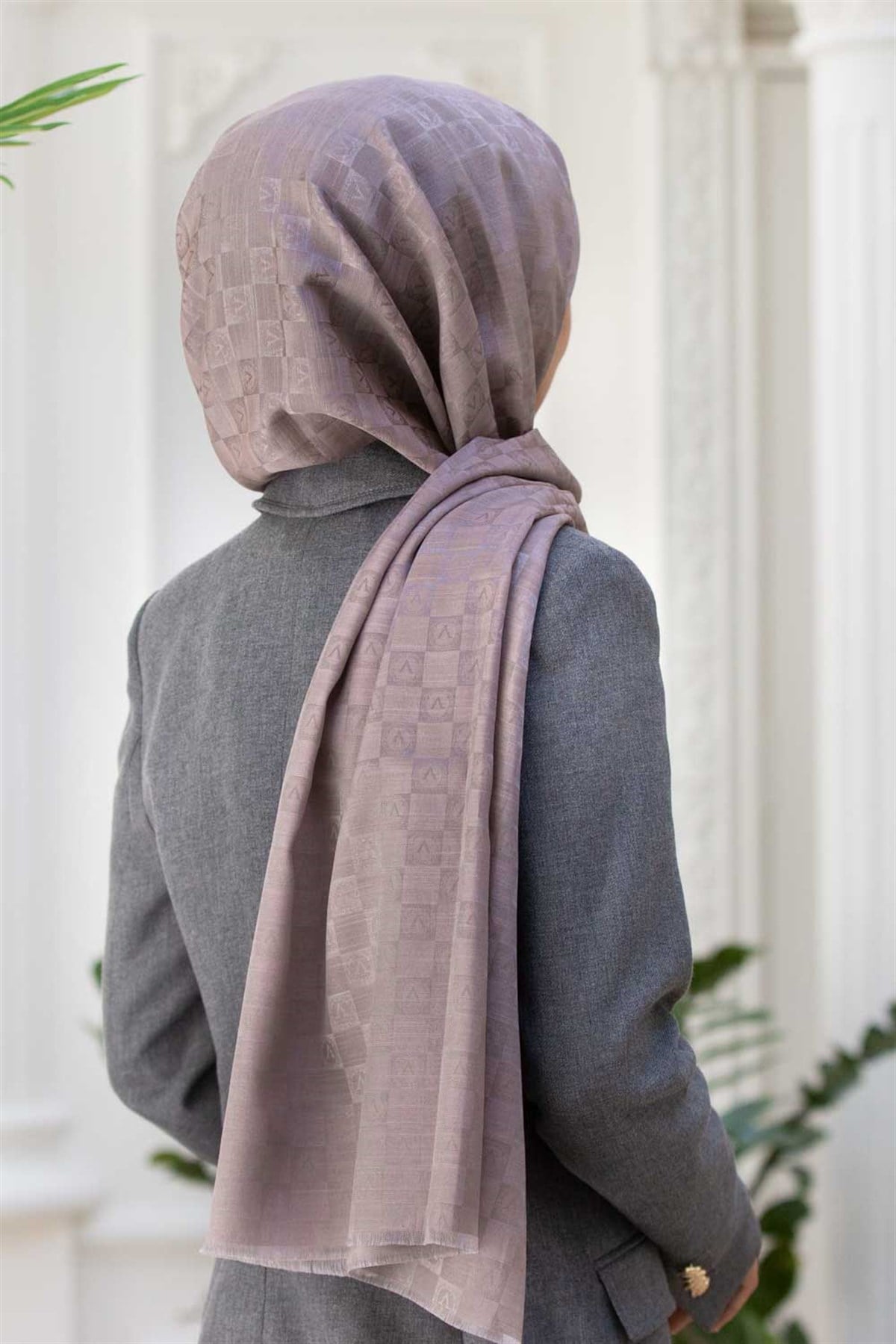 %57 İPEK %43 PAMUK MONOGRAM DESENLİ BEJ RENKLİ 70X190 ŞAL