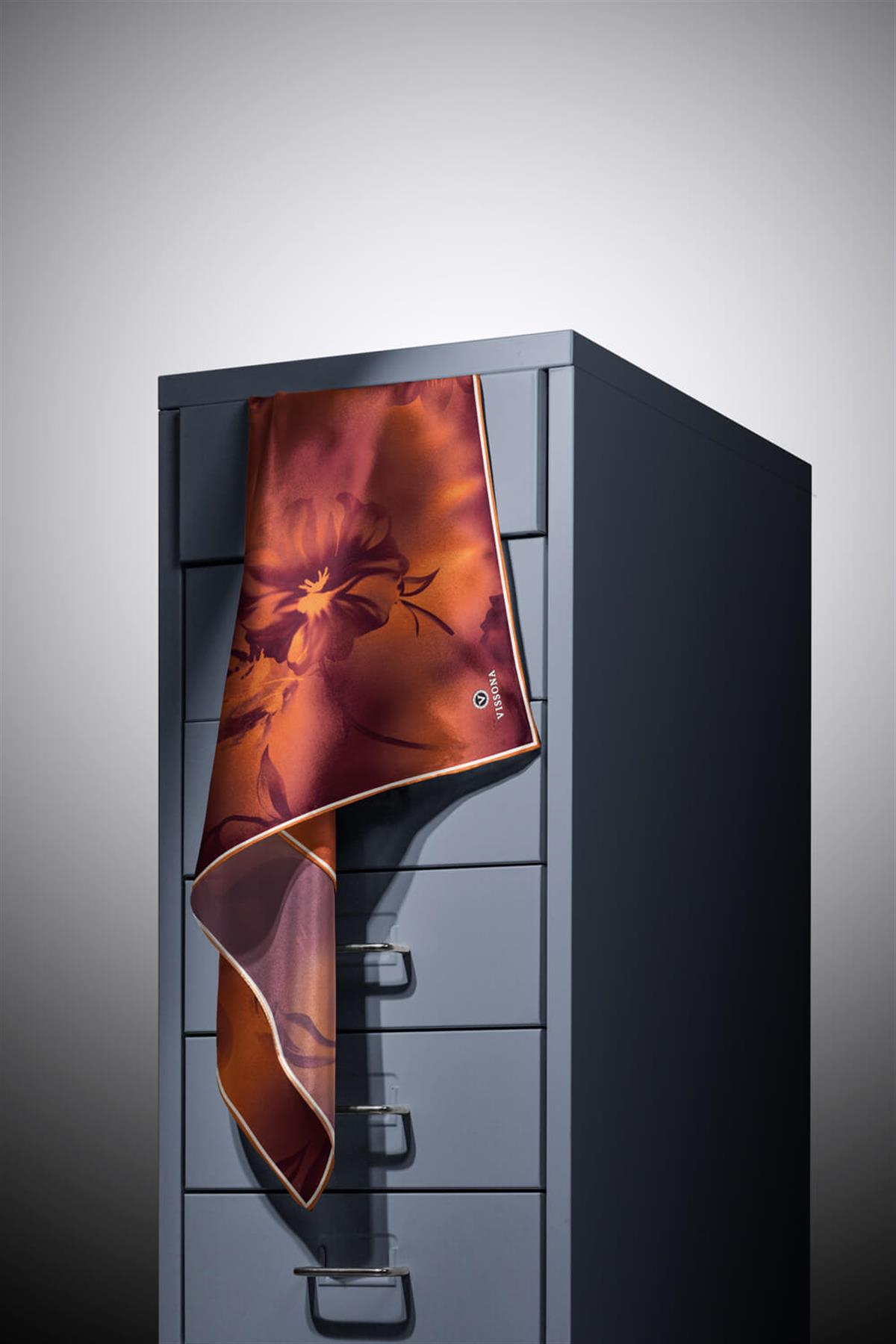 100% Twill İpek Çiçek Desenli Taba Renkli 90x90 Dikim Şekli : El Dikişi Eşarp