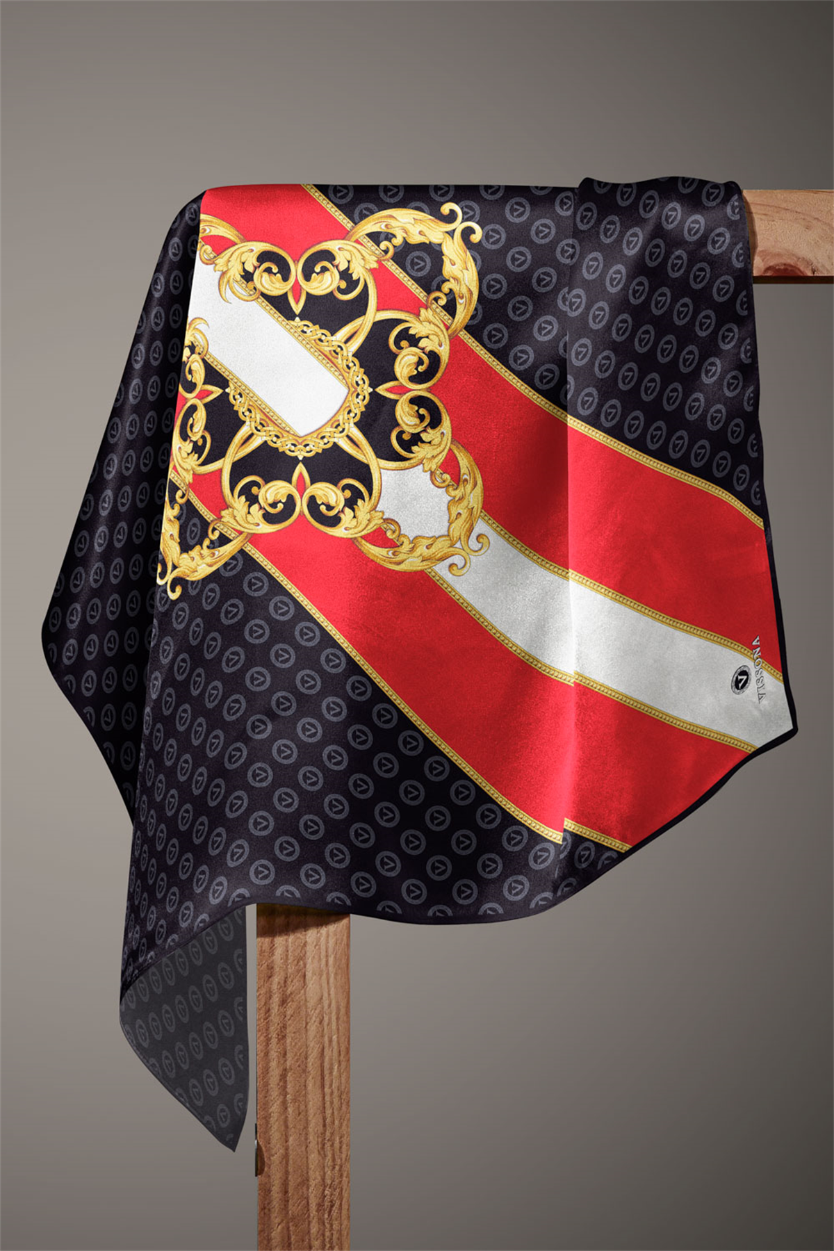 %100 Twill İpek Monogram Ve Barok Desenli Siyah - Kırmızı Renkli 90x90 Eşarp Dikim Şekli : El Dikişi