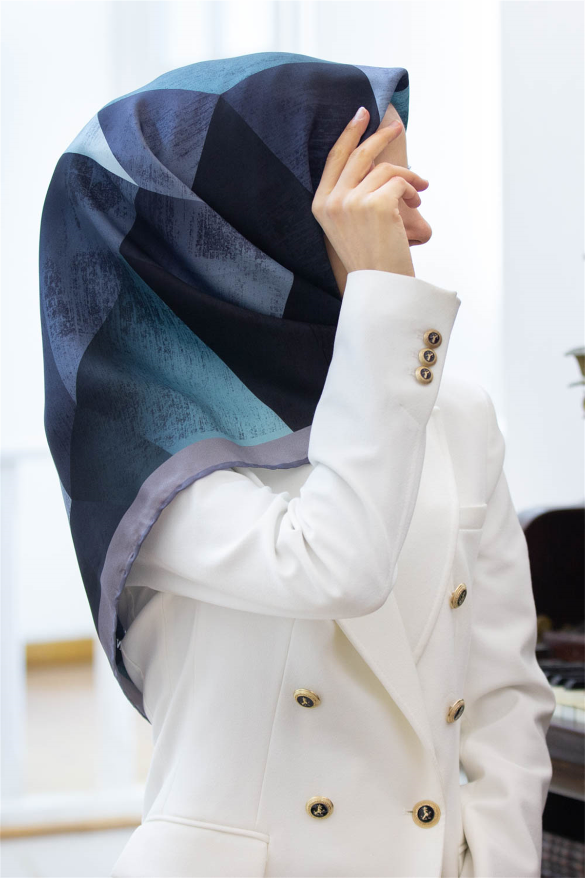 % 57 İPEK % 43 VİSKON Twill İpek Geometrik Desenli Cam Göbeği - Gri Renkli 90x90 Eşarp Dikim Şekli : El Dikişi