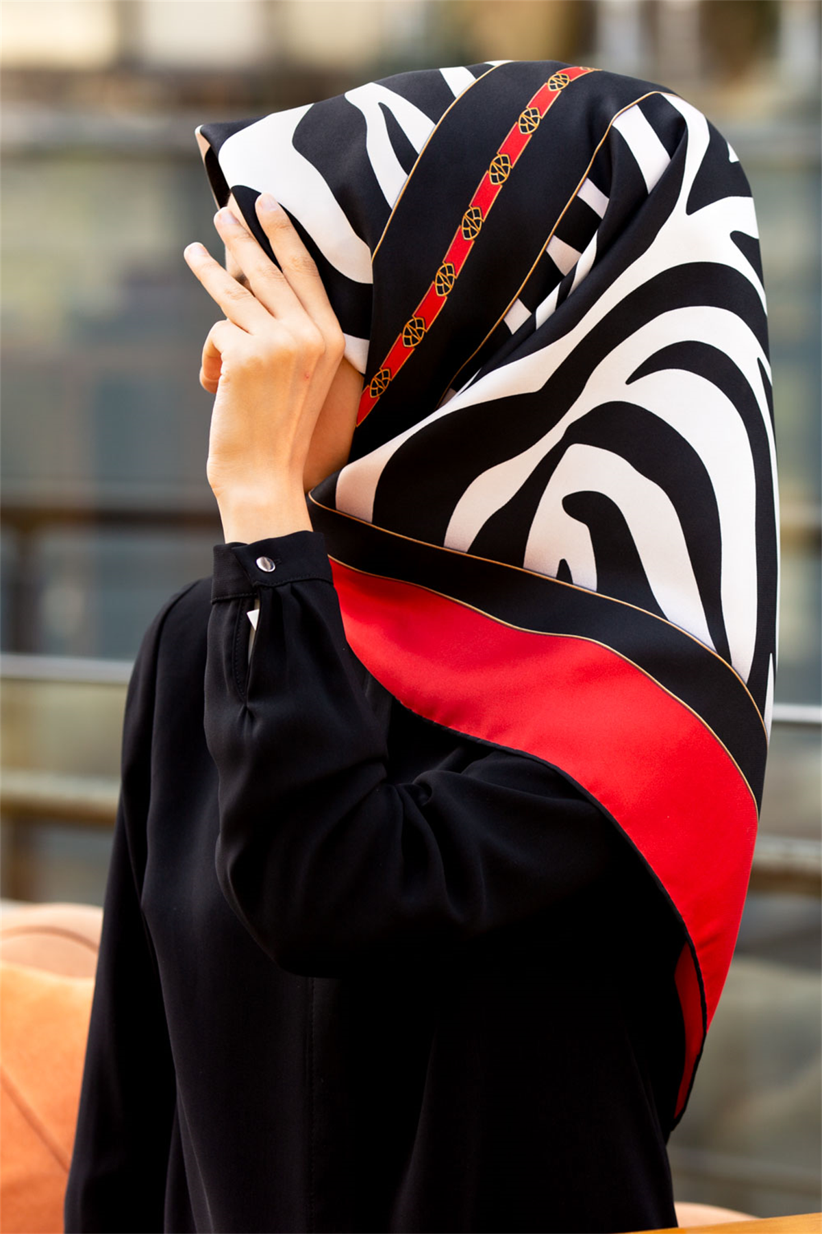 %100 Twill İpek Zebra Desenli Kırmızı - Siyah  Renkli 90x90 Eşarp Kenar Dikiş Şekli El Dikişli