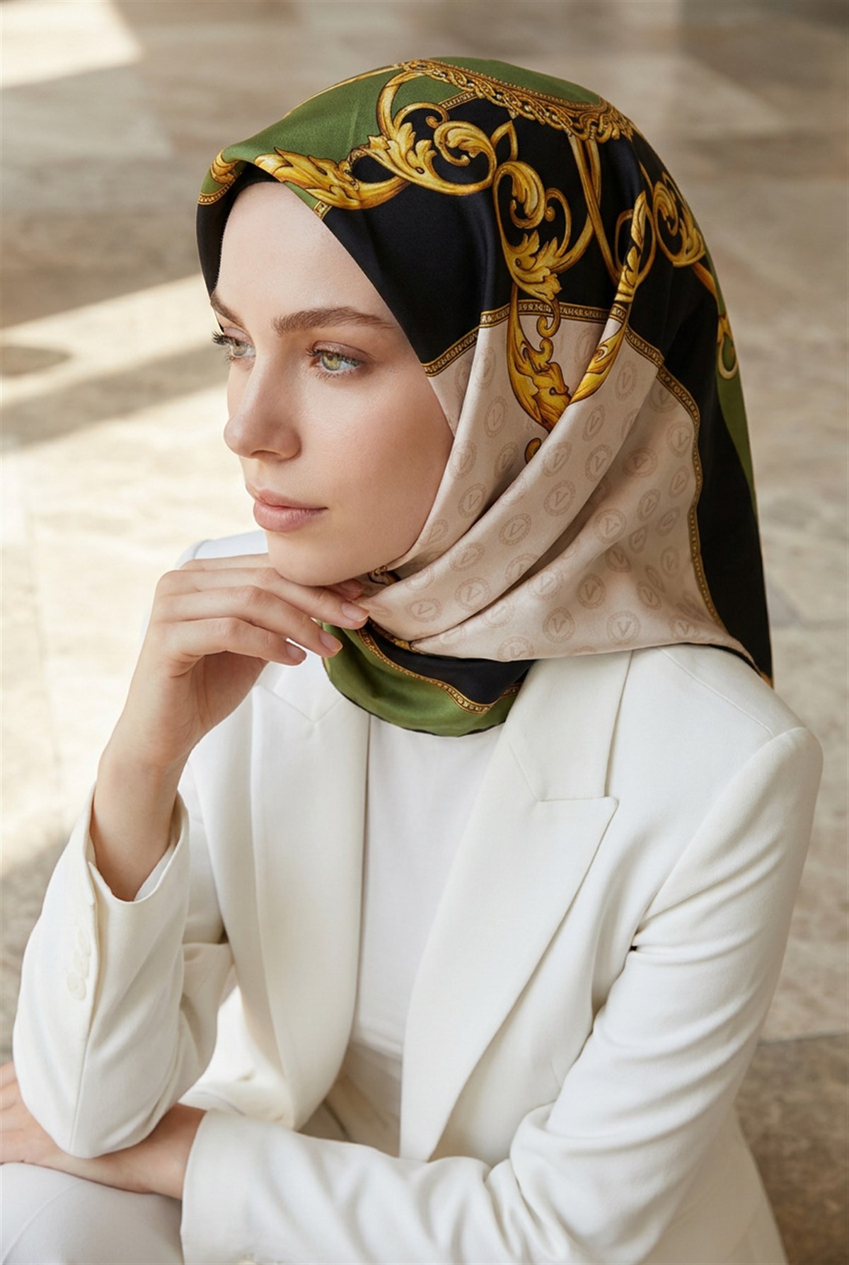 %100 Twill İpek Monogram Ve Barok Desenli Siyah - Haki Renkli 90x90 Eşarp Dikim Şekli : El Dikişi