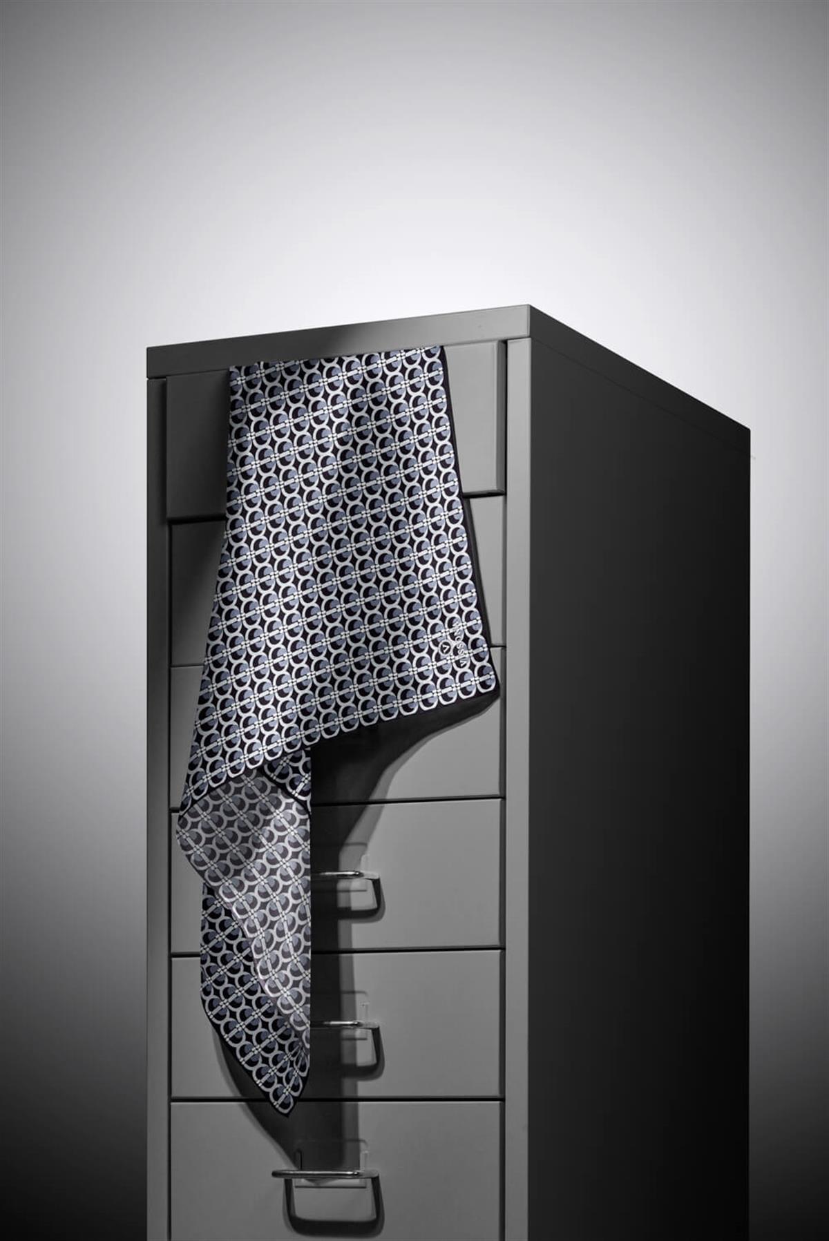 %100 Twill İpek Geometrik Desenli Siyah - Füme Renkli 90x90 Eşarp Dikim Şekli : El Dikişi