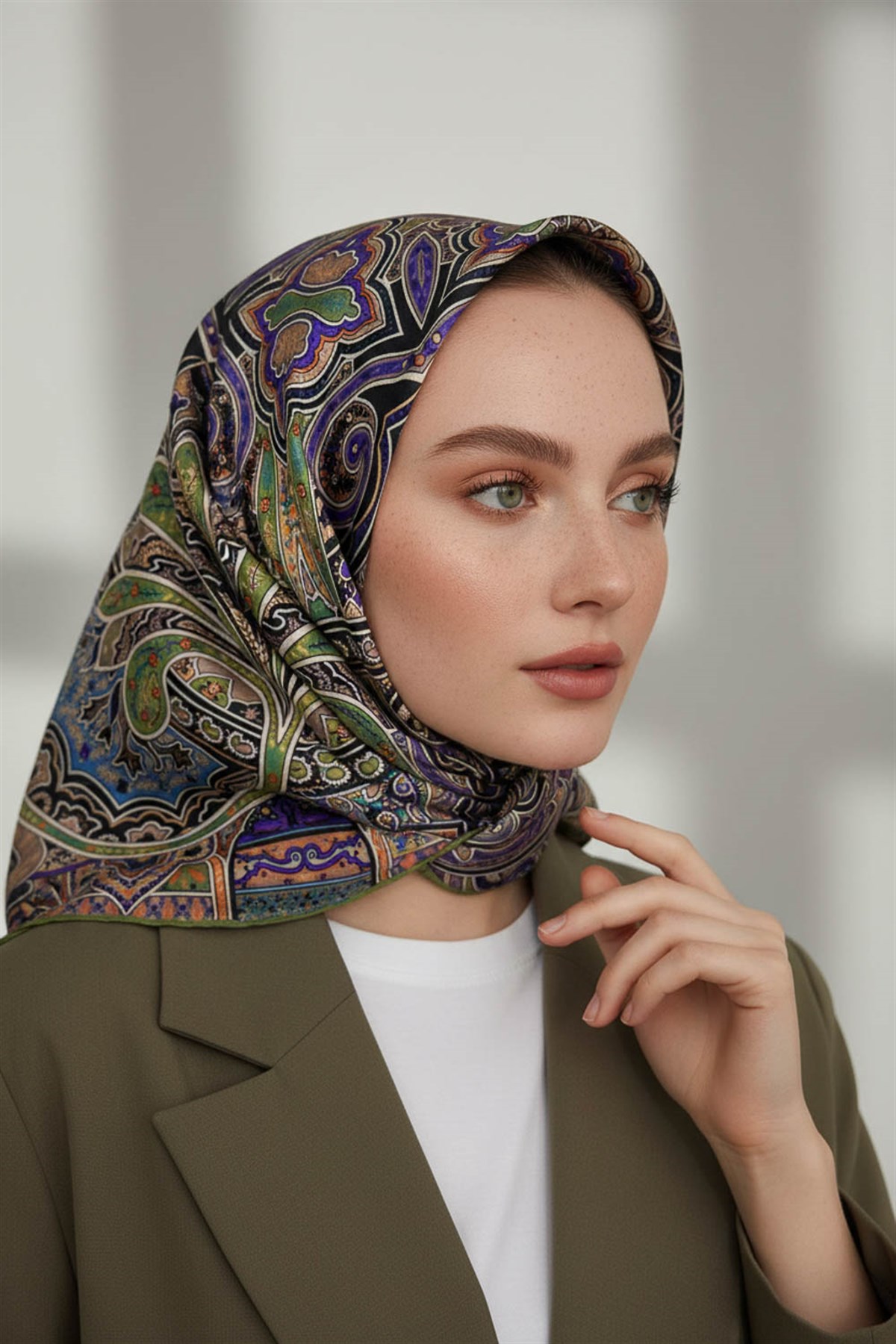 100% Twill İpek Etnik Desenli Haki Renkli 90x90 Dikim Şekli : El Dikişi Eşarp