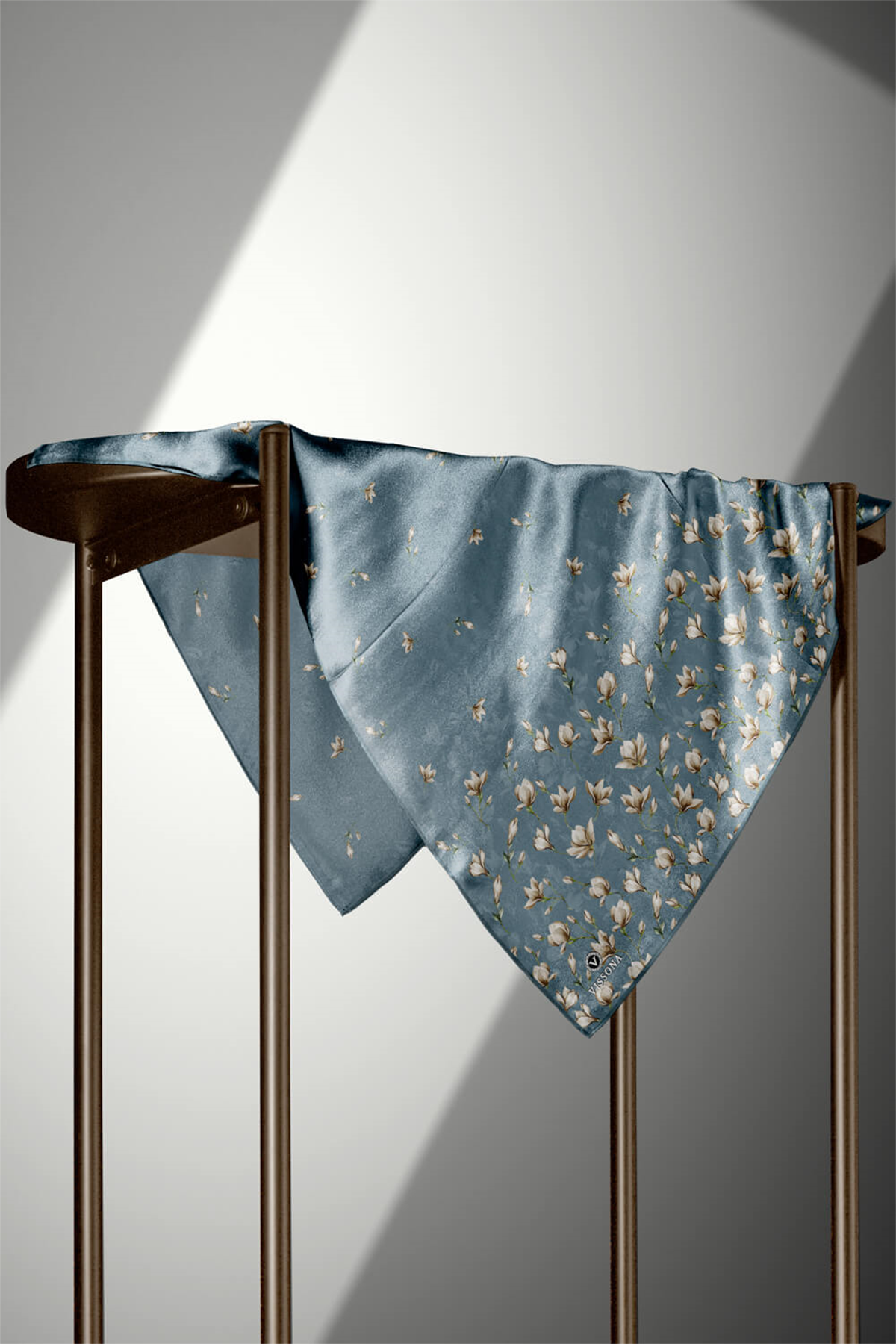 % 57 İPEK % 43 VİSKON  Twill İpek Çiçek Desenli Petrol Yeşili Renkli 90x90 Eşarp Dikim Şekli : El Dikişi