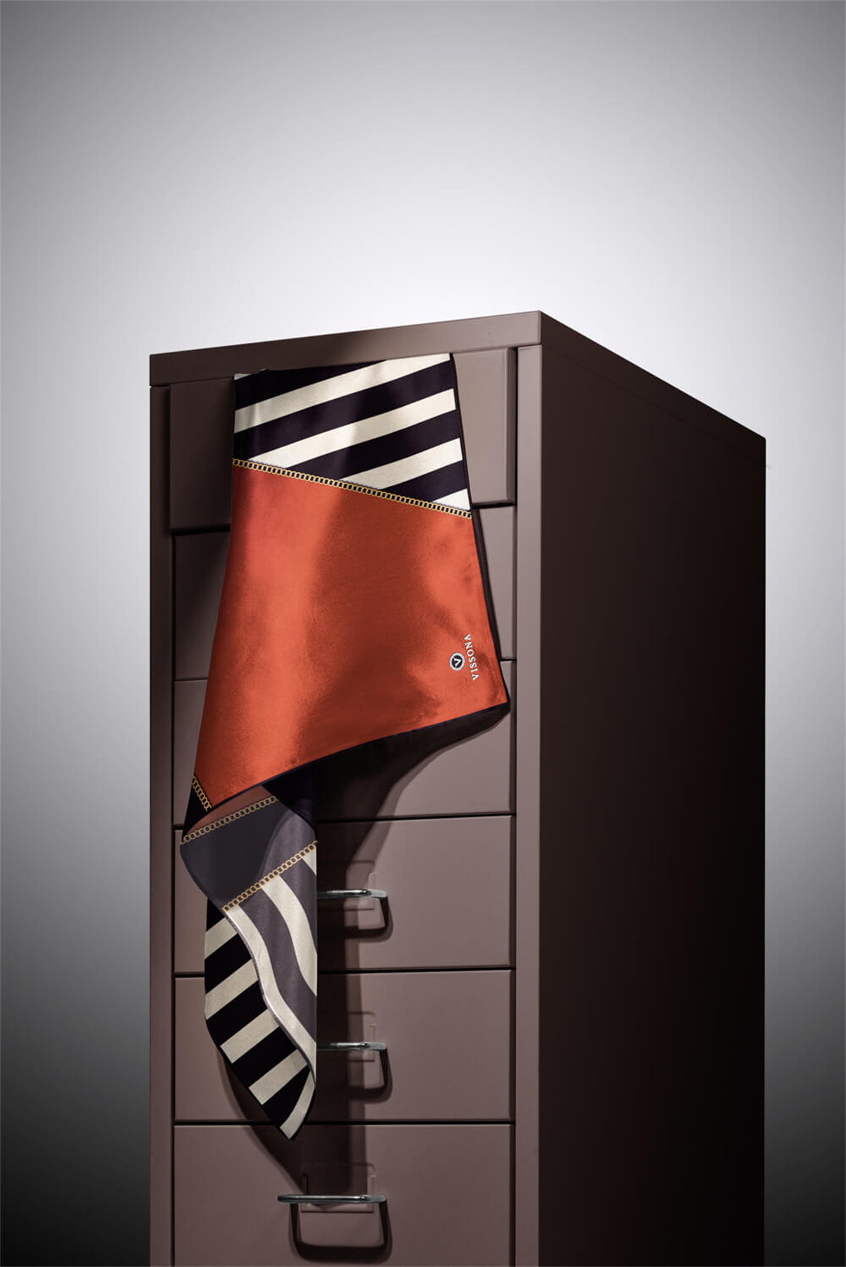 %100 Twill İpek Zincirli Çizgi Desenli Taba - Siyah Renkli 90x90 Eşarp Dikim Şekli : El Dikişi