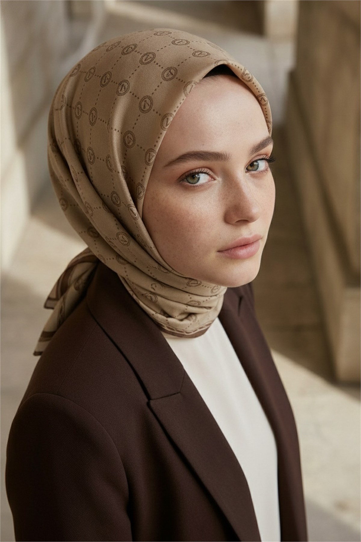 %100 Saf İpek Twill Eşarp 90x90 Bej Monogram Desenli El Dikişli