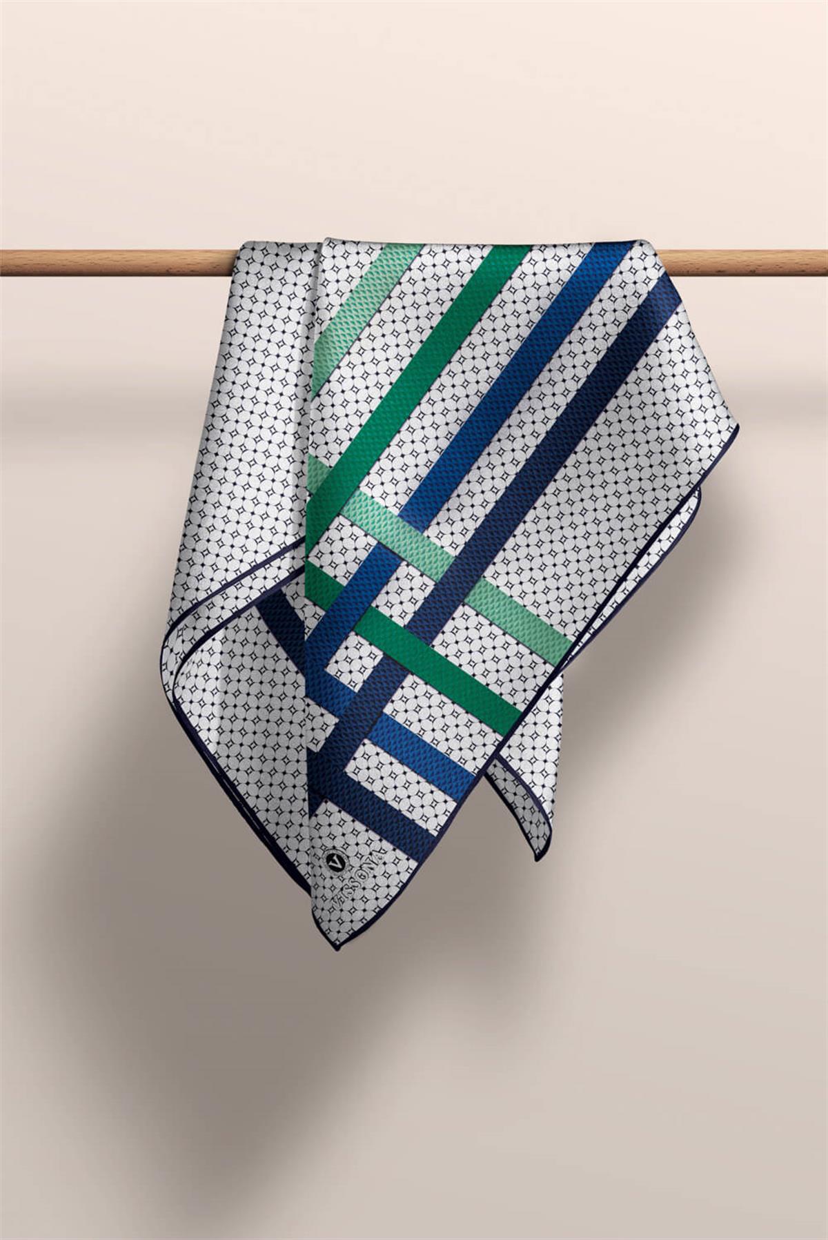 %100 Twill İpek Bantlı Monogram Desenli Zümrüt Yeşili - Lacivert Renkli 90x90 Eşarp Dikim Şekli : El Dikişi