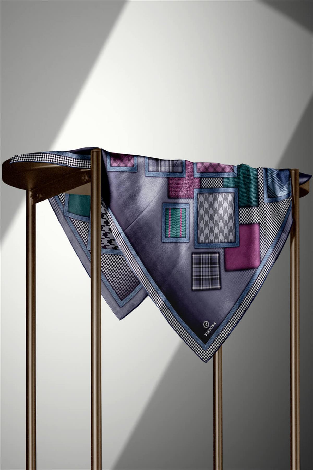 %100 Twill İpek Kazakayaklı Ve Ekose Desenli Gri - Gümüş Renkli 90x90 Eşarp Dikim Şekli : El Dikişi