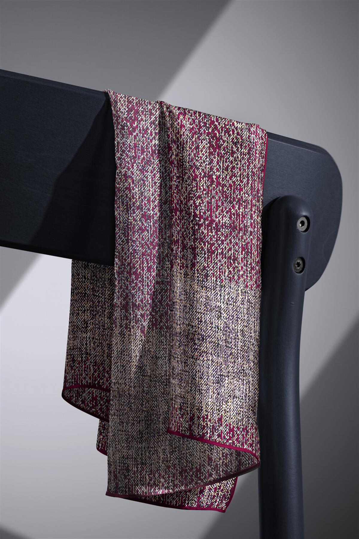 %100 Twill İpek Dokulu Desen Bordo - Camel Renkli 90x90 Eşarp Kenar Dikiş Şekli El Dikişli