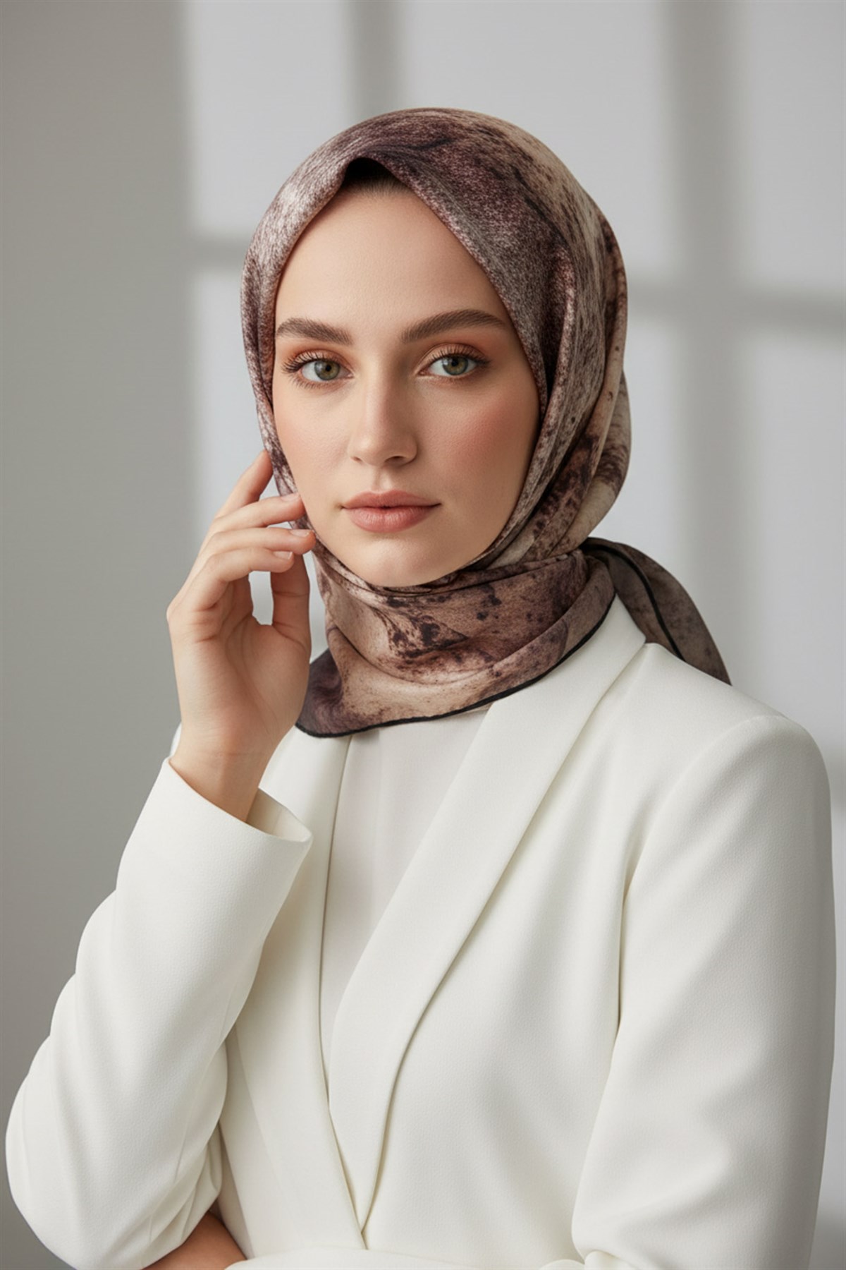 % 57 İPEK % 43 VİSKON Twill İpek Dokulu Ve Geometrik Desenli Pudra - Somon Renkli 90x90 Eşarp Dikim Şekli : El Dikişi