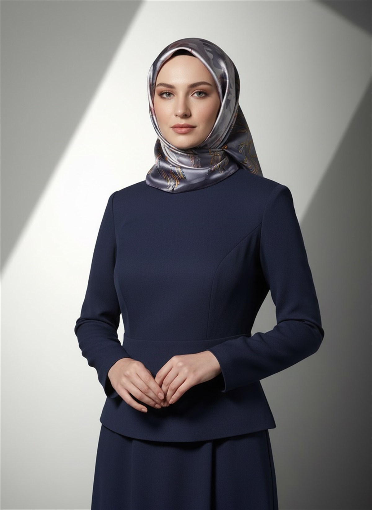 %100 Twill İpek Zincir Desenli Füme Renkli 90x90 Eşarp Dikim Şekli : El Dikişi