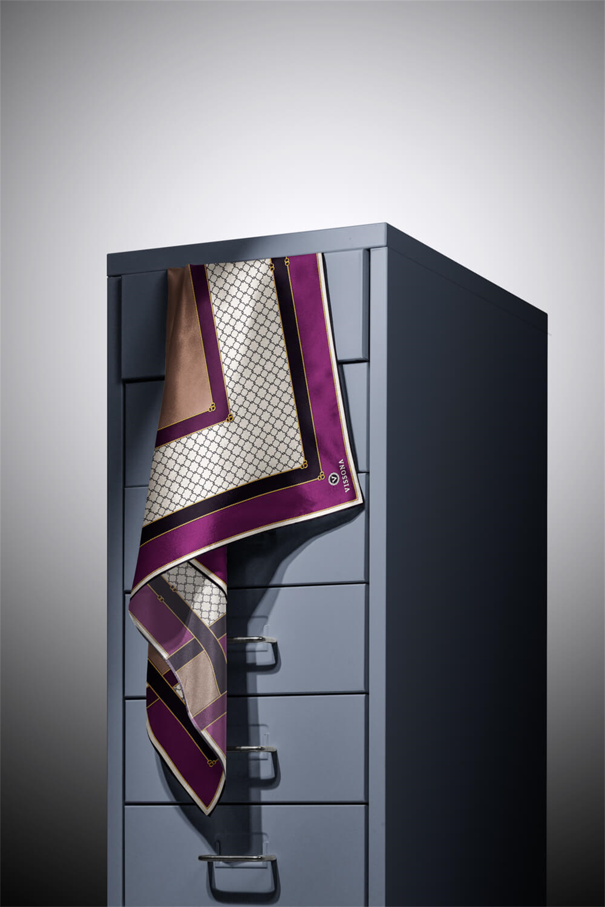 %100 Twill İpek Geometrik Desenli Mürdüm - Siyah Renkli 90x90 Eşarp Dikim Şekli : El Dikişi