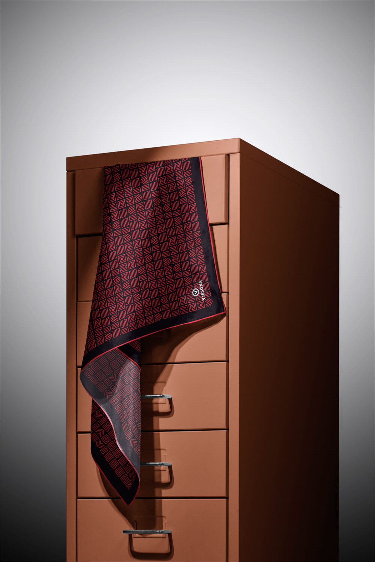 %57 İPEK %43 VİSKON Twill İpek Etnik Motif Desenli Siyah - Kırmızı Renkli 90x90 Eşarp Dikim Şekli : El Dikişi