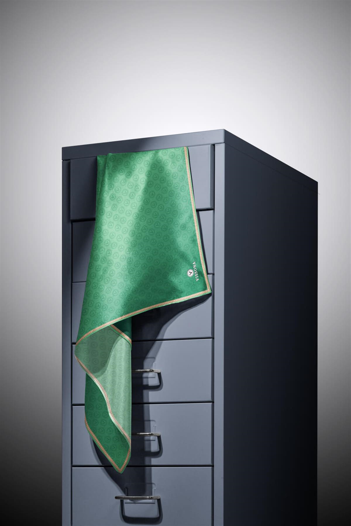 % 57 İPEK % 43 VİSKON Twill İpek Monogram Desenli Zümrüt Yeşili Renkli 90x90 Eşarp Dikim Şekli : El Dikişi