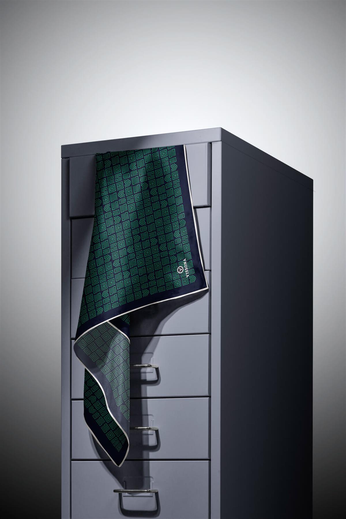 100% Twill İpek Etnik Motif Desenli Zümrüt Yeşili - Lacivert Renkli 90x90 Dikim Şekli : El Dikişi Eşarp