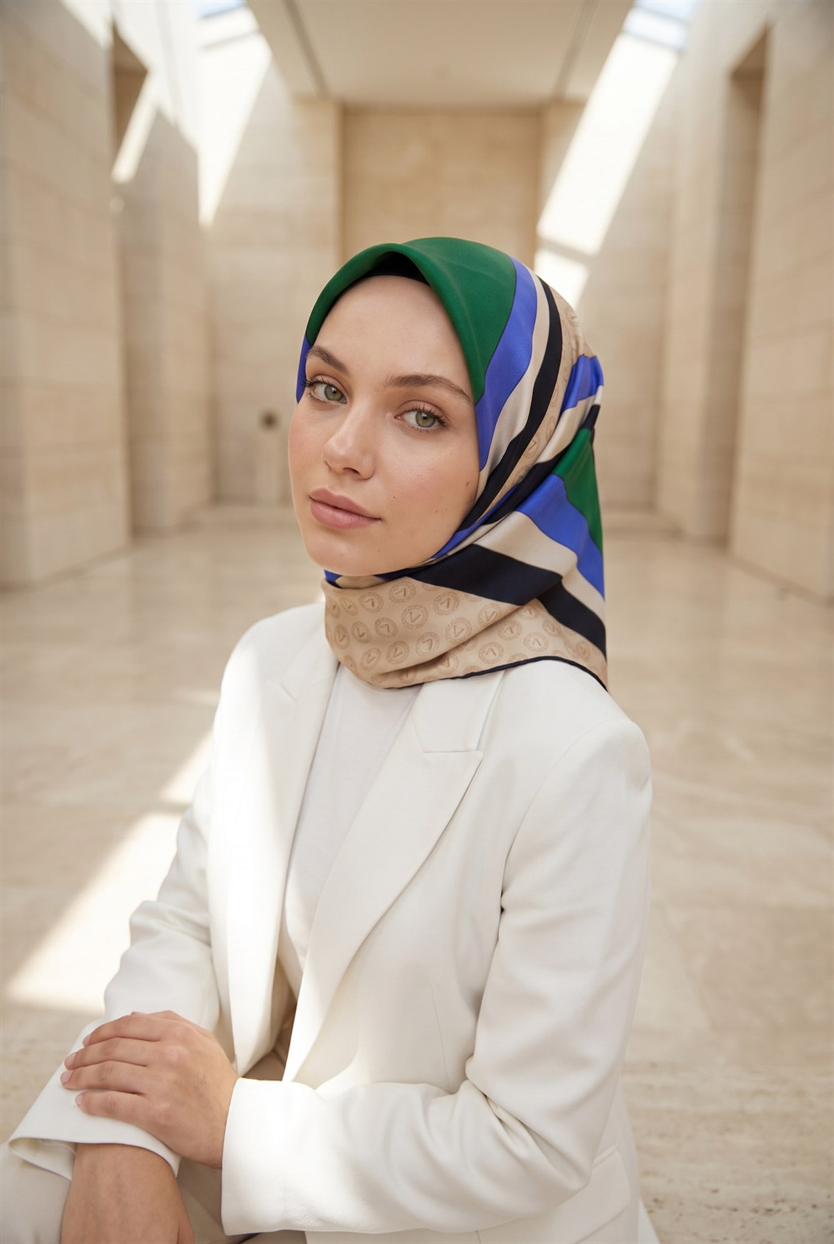 %100 Twill İpek Monogram Ve Geometrik Desenli Saks - Zümrüt Yeşili  Renkli 90x90 Eşarp Dikim Şekli : El Dikişi