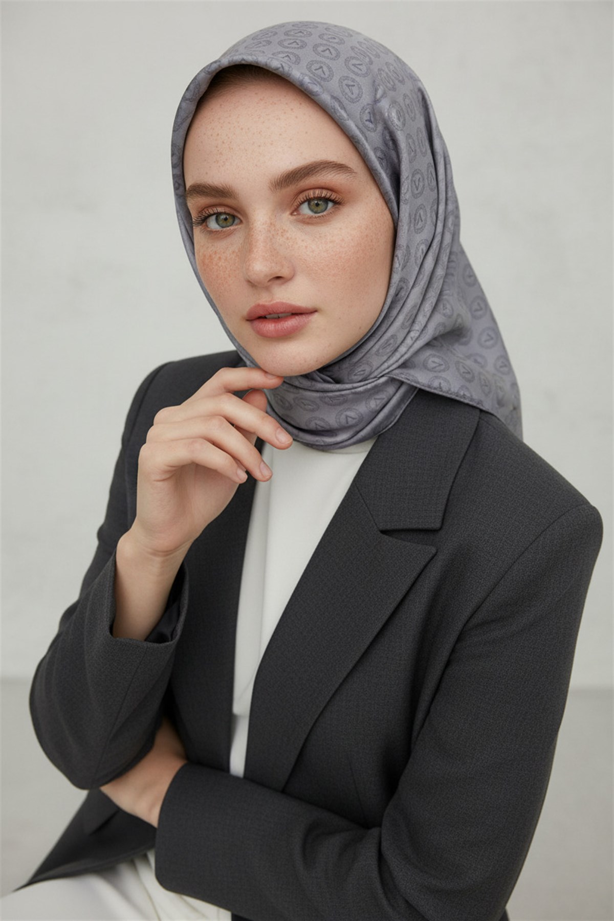 % 57 İPEK % 43 VİSKON Twill İpek Monogram Desenli Gümüş - Füme Renkli 90x90 Eşarp Dikim Şekli : El Dikişi