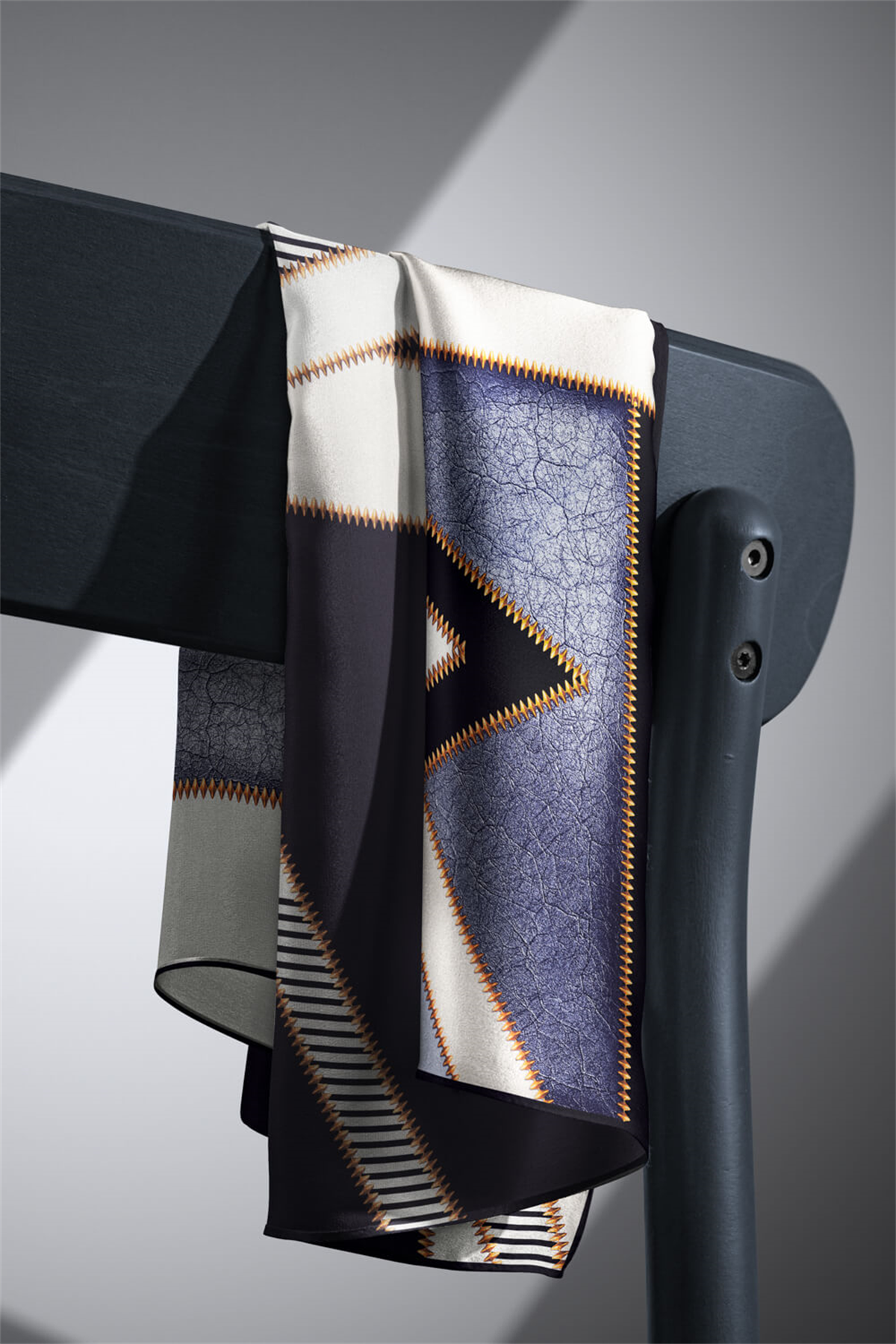 % 57 İPEK % 43 VİSKON Twill İpek Geometrik Desenli Gümüş - Siyah Renkli 90x90 Eşarp Dikim Şekli : El Dikişi