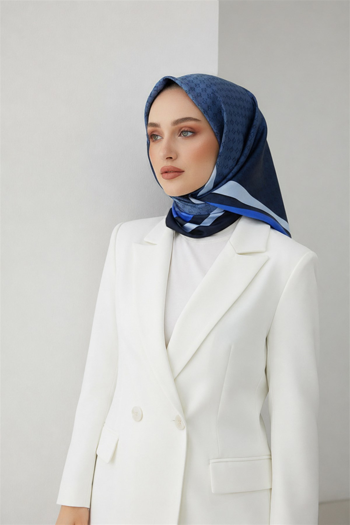 % 57 İPEK % 43 VİSKON Twill İpek Degrade Desenli Lacivert - İndigo Renkli 90x90 Eşarp Dikim Şekli : El Dikişi