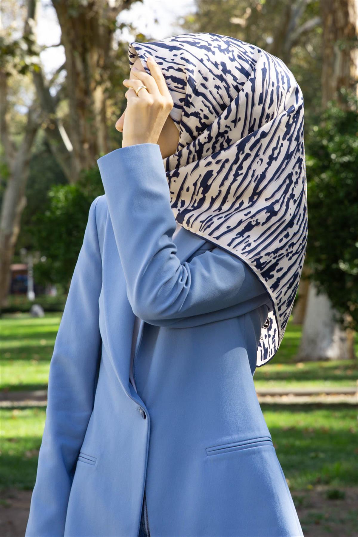 %100 Twill İpek Çizgi Desenli Krem - Lacivert Renkli 90x90 Eşarp Dikim Şekli : El Dikişi