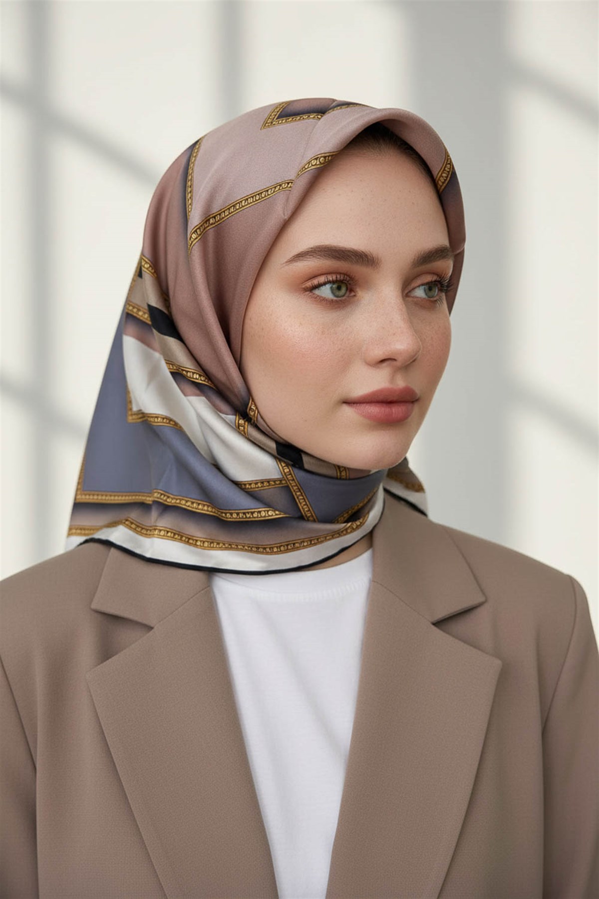 %100 Twill İpek Geometrik Desenli Pudra - Gümüş Renkli 90x90 Eşarp Dikim Şekli : El Dikişi