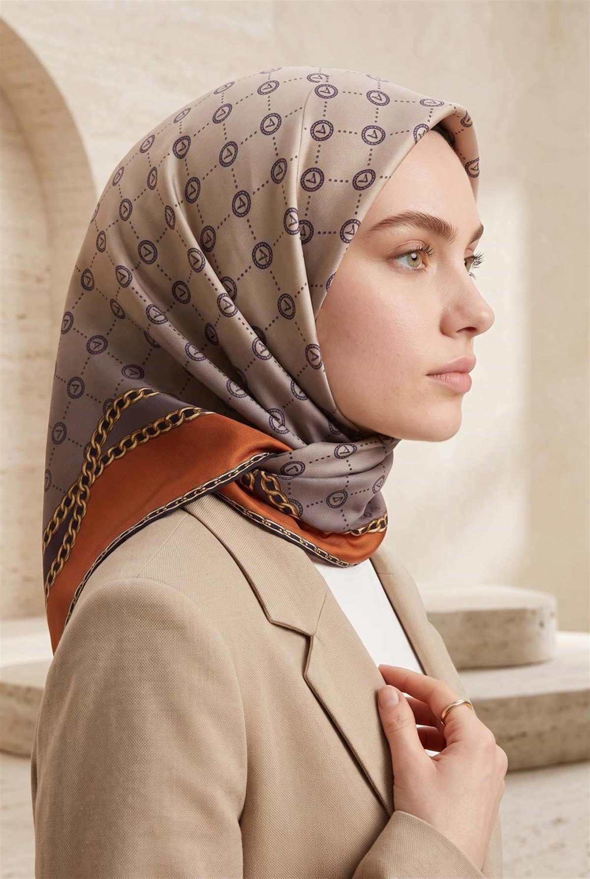 %100 Twill İpek Zincirli Ve Monogram Desenli Bej - Taba Renkli 90x90 Eşarp Dikim Şekli : El Dikişi