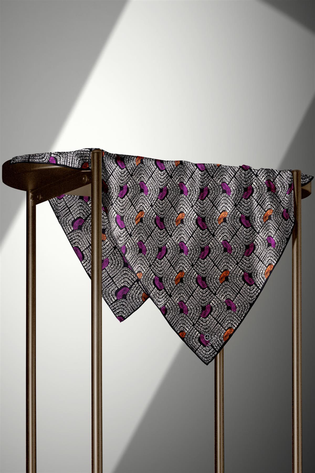 %100 Twill İpek Geometrik Desenli Mürdüm - Siyah Renkli 90x90 Eşarp Dikim Şekli : El Dikişi