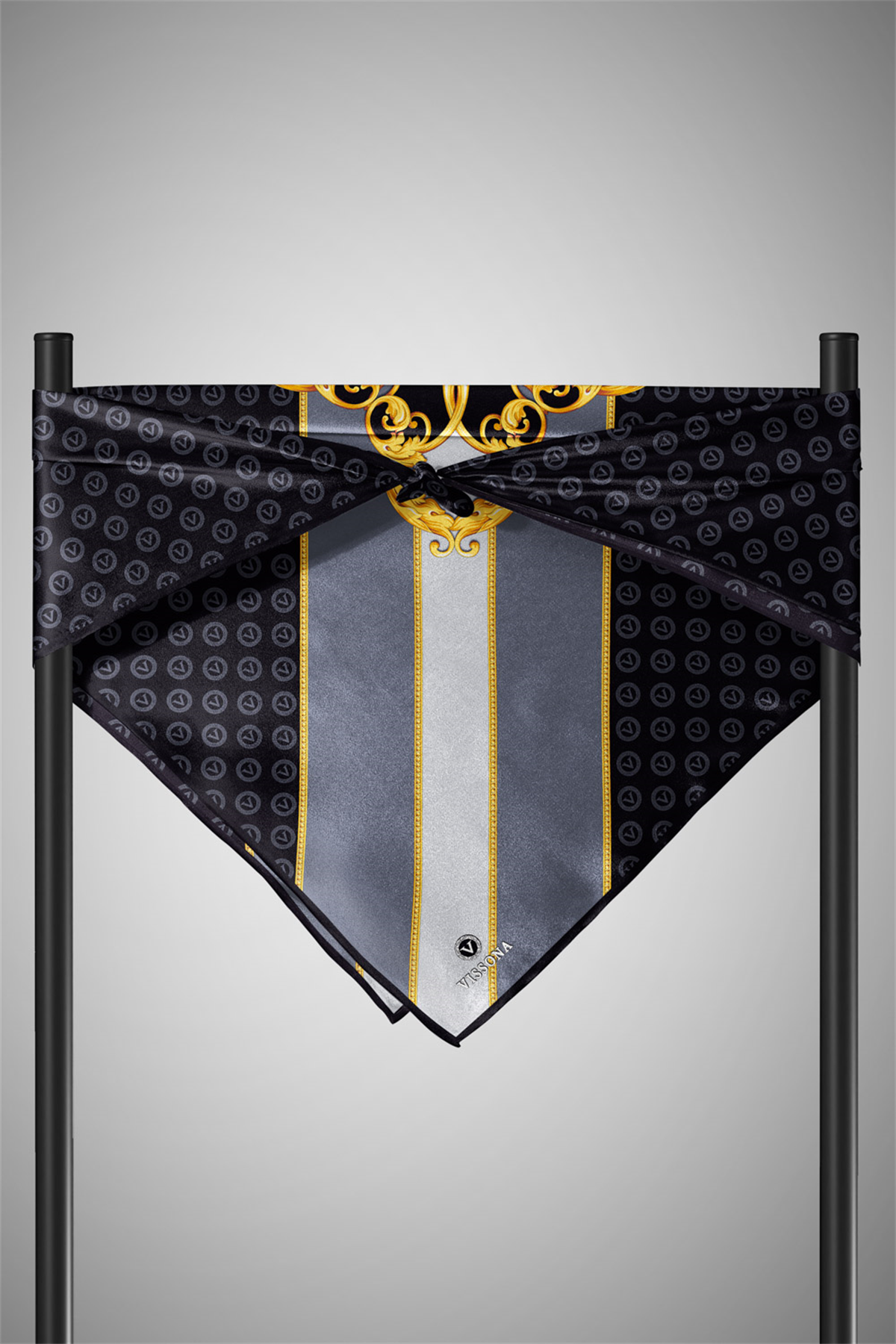 %100 Twill İpek Monogram Ve Barok Desenli Siyah - Gri Renkli 90x90 Eşarp Dikim Şekli : El Dikişi