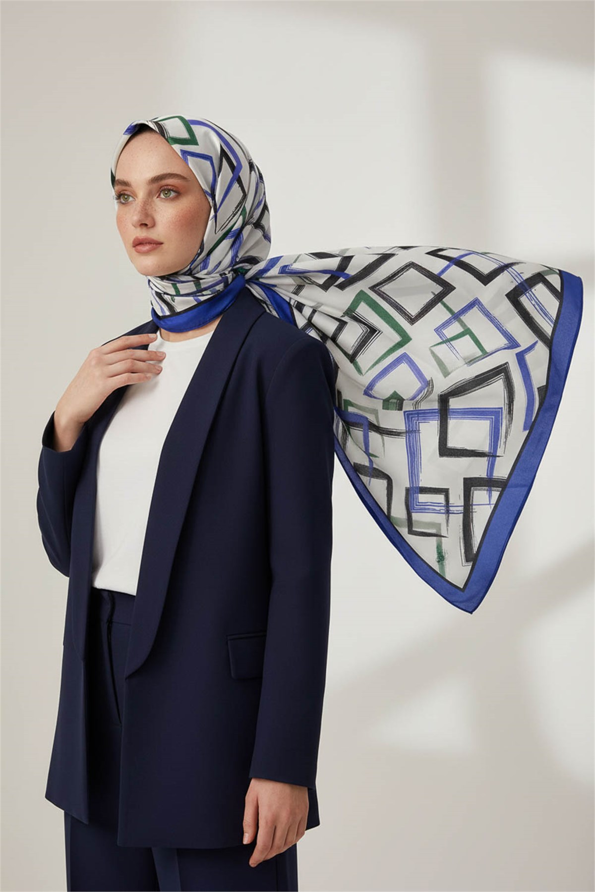 KREP GEOMETRİK DESENLİ SAKS RENKLİ 75X195 KIRIŞMAZ ŞAL