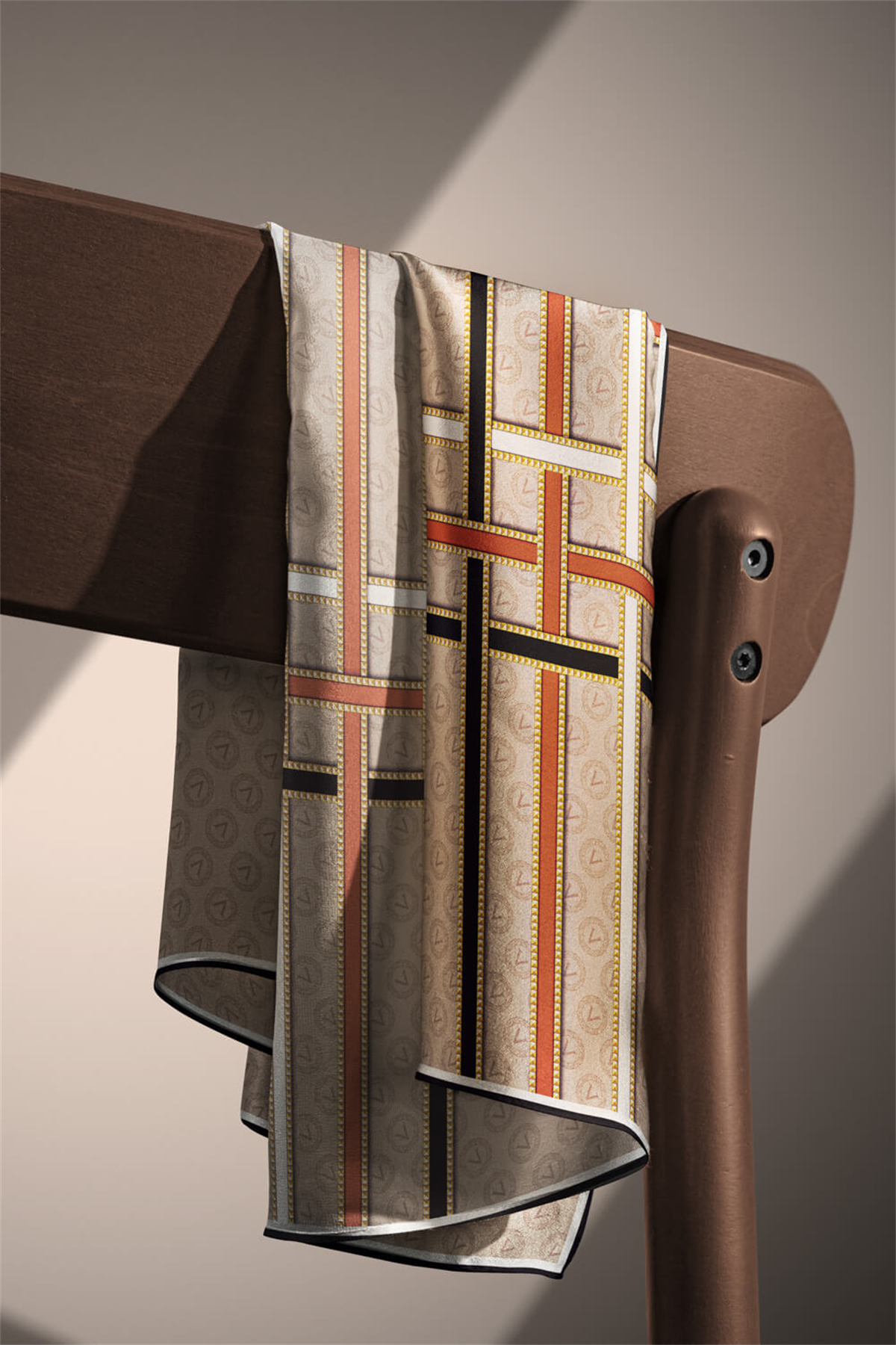 %100 Twill İpek Gold Şeritli Monogram Desenli Bej - Taba Renkli 90x90 Eşarp Dikim Şekli : El Dikişi