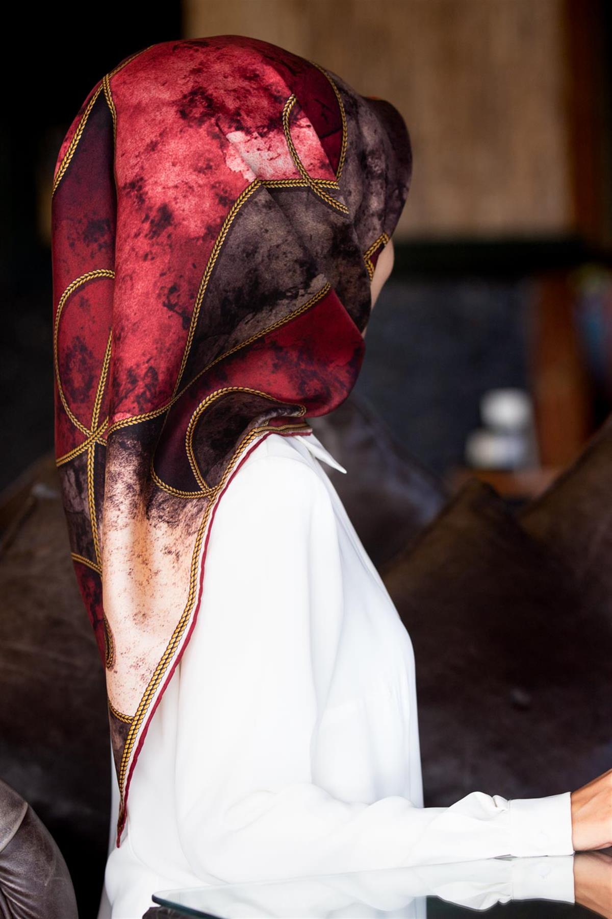 %100 Twill İpek Zincirli Mermer Desenli Bordo - Vizon Renkli 90x90 Eşarp Dikim Şekli : El Dikişi