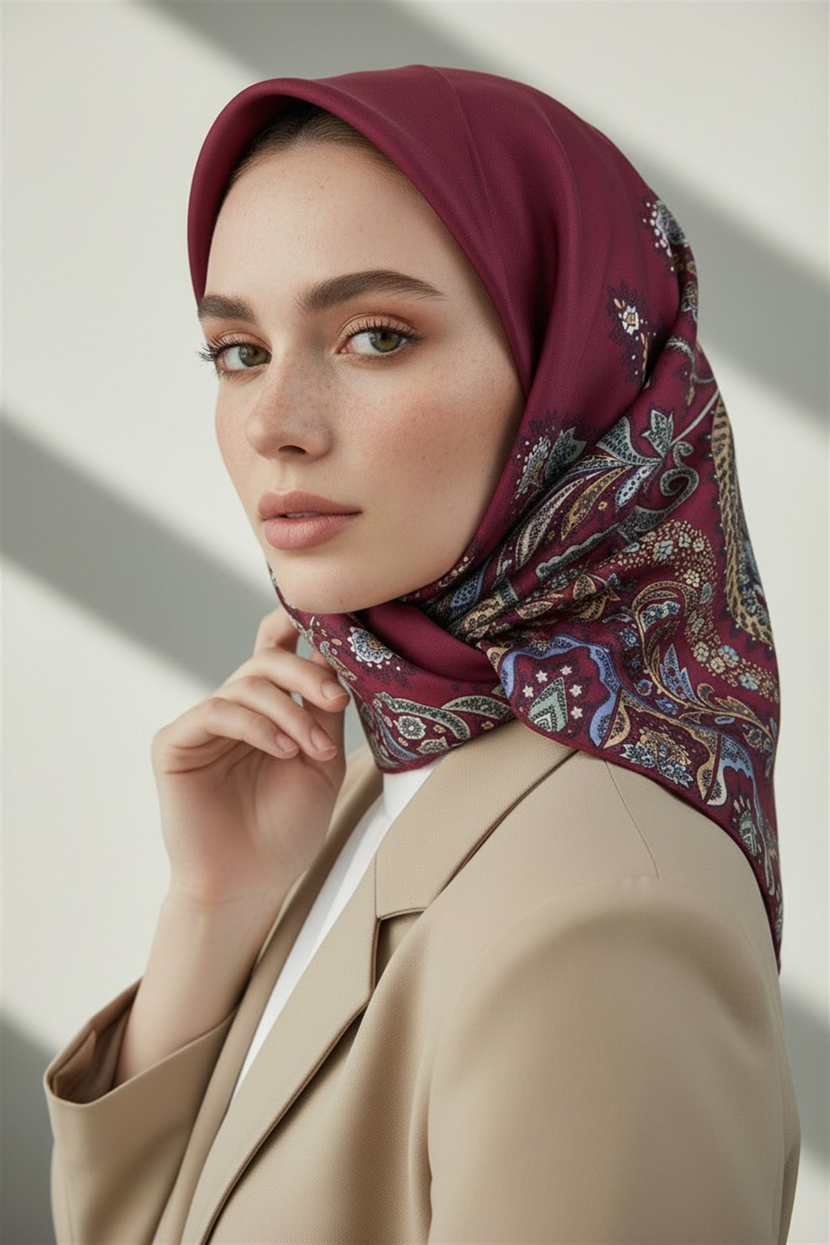 100% Twill İpek Etnik Desenli Bordo Renkli 90x90 Dikim Şekli : El Dikişi Eşarp