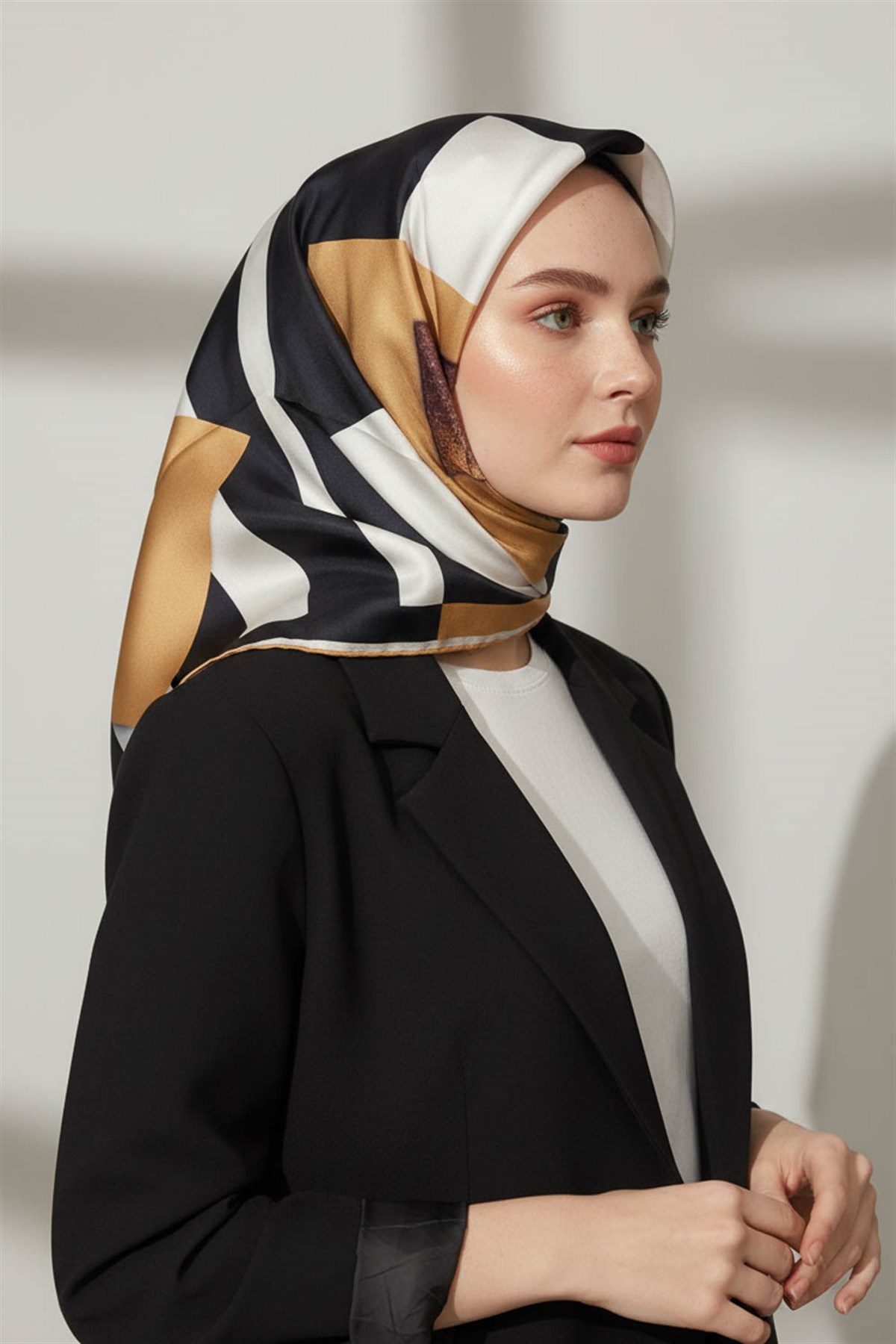 %100 Twill İpek Karo Desenli Gold - Siyah Renkli 90x90 Eşarp Dikim Şekli : El Dikişi