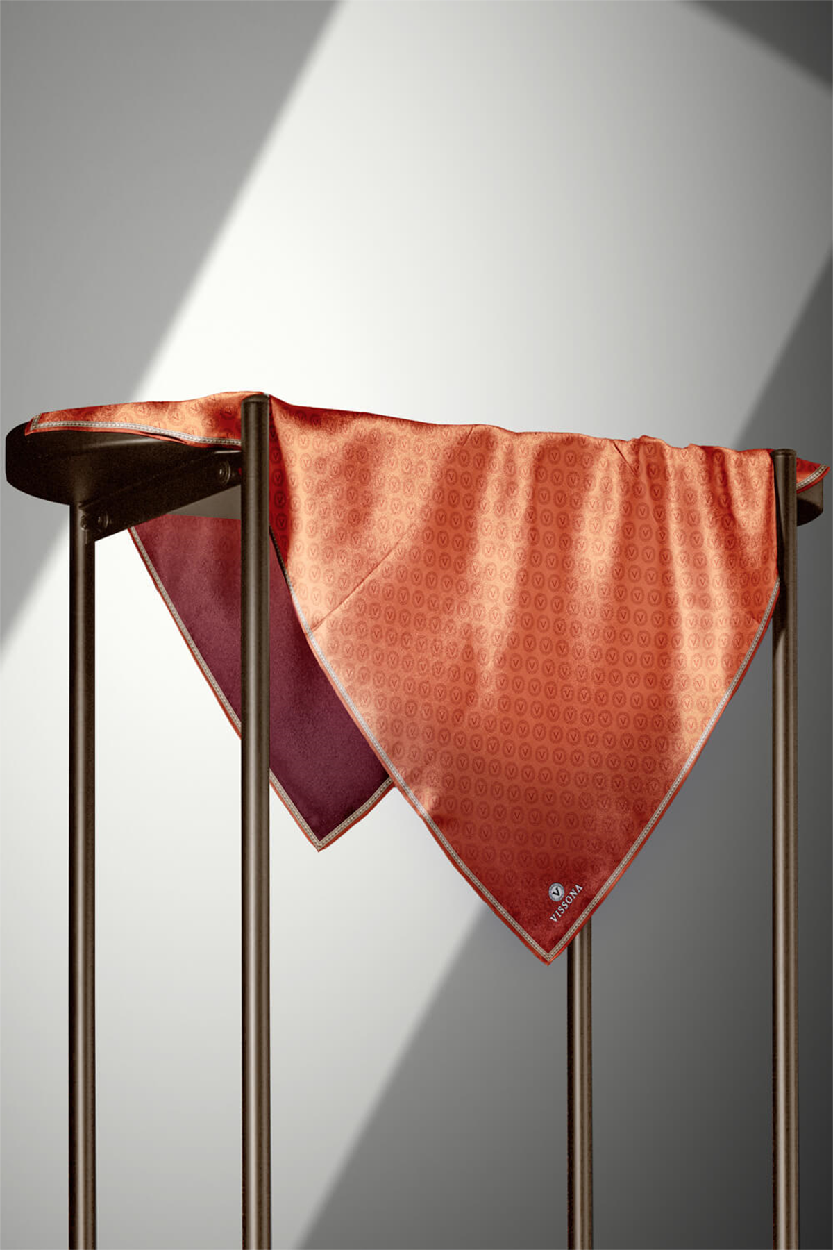 %100 Twill İpek Monogram Desenli Taba Renkli 90x90 Eşarp Dikim Şekli : El Dikişi