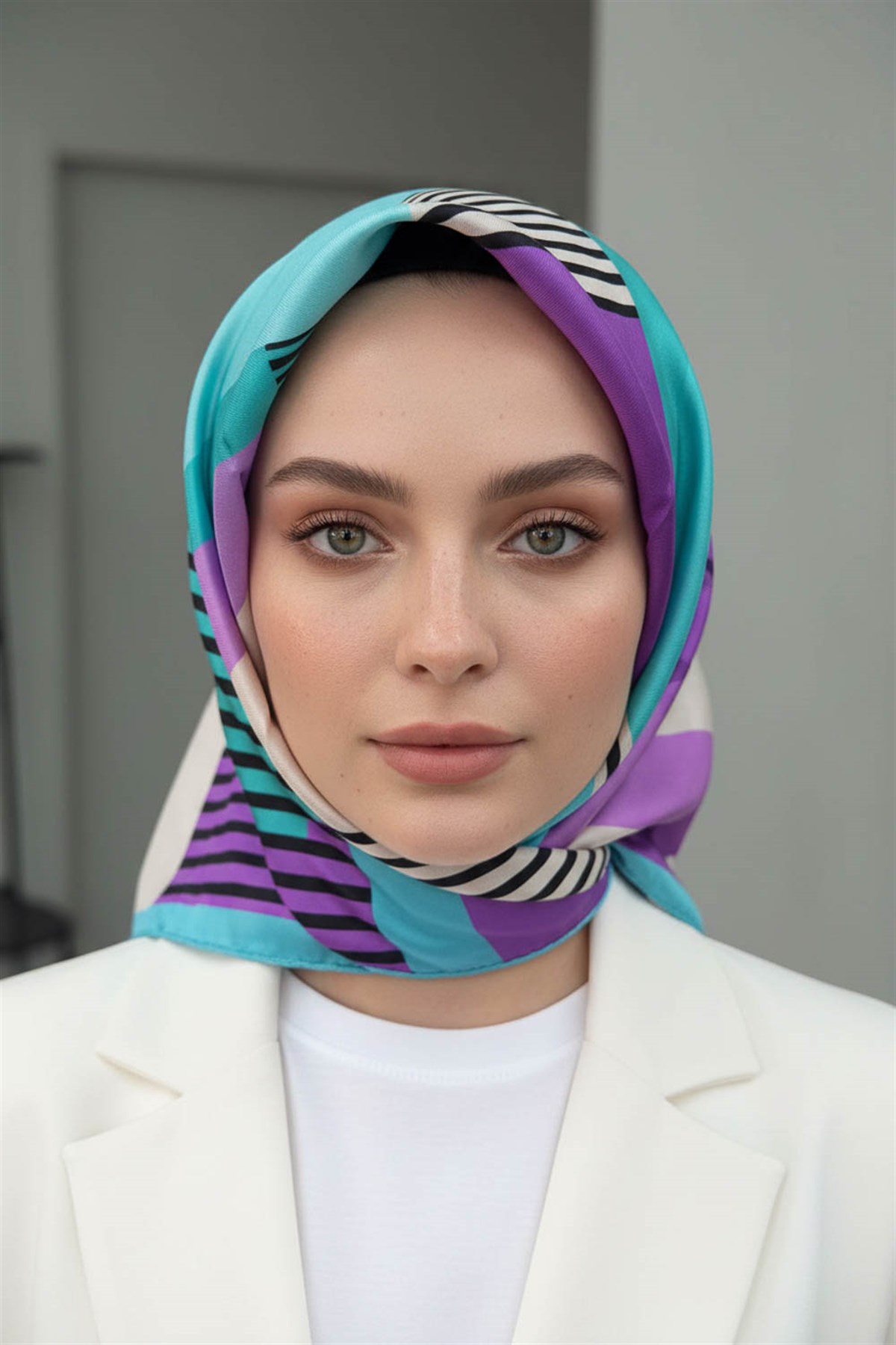 100% Twill İpek Geometrik Desenli Mint Yeşili - Lila Renkli 90x90 Dikim Şekli : El Dikişi Eşarp