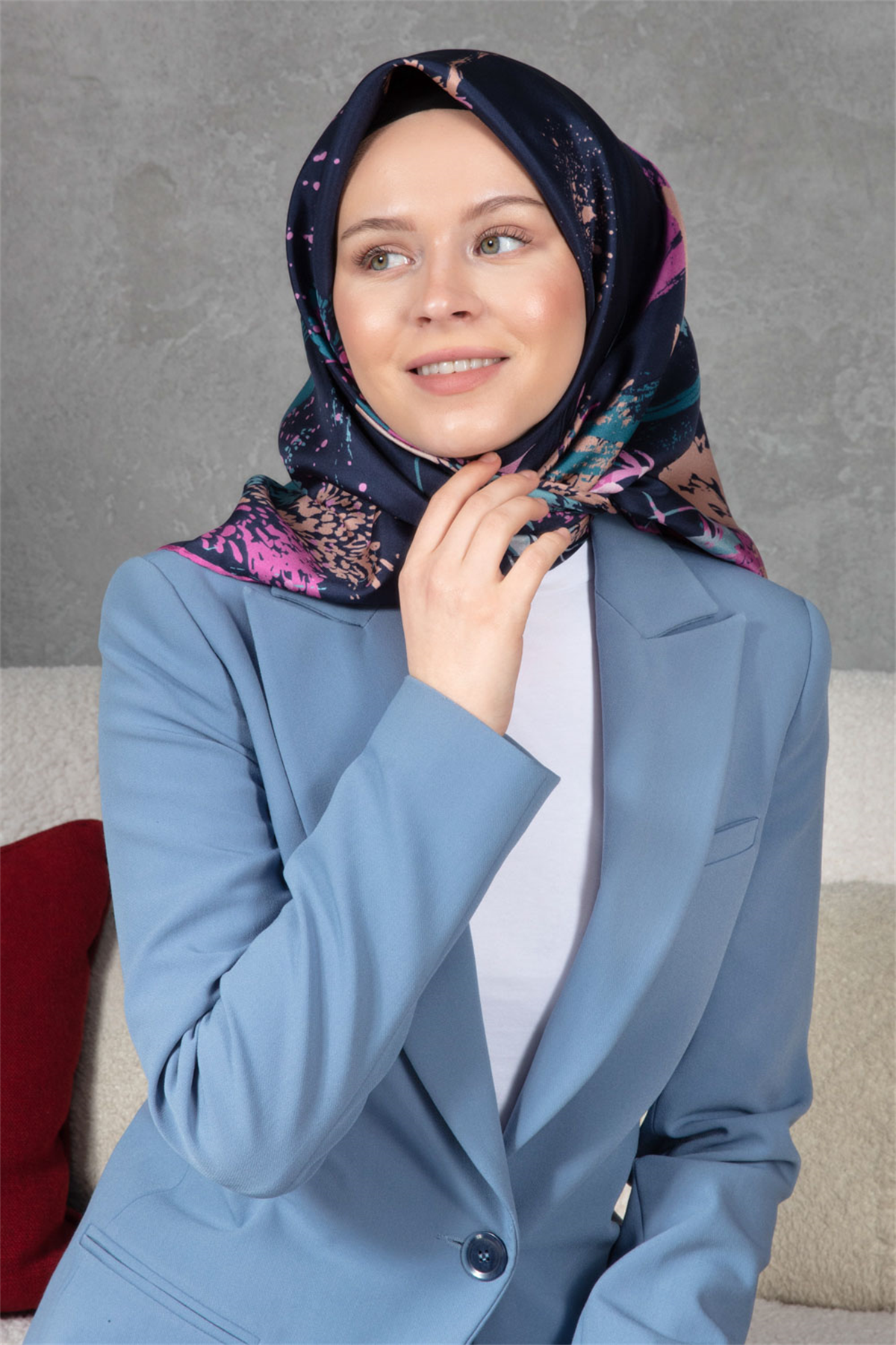 %100 Twill İpek Suluboya Çiçek Desenli Lacivert - Pembe Renkli 90x90 Eşarp Dikim Şekli : El Dikişi