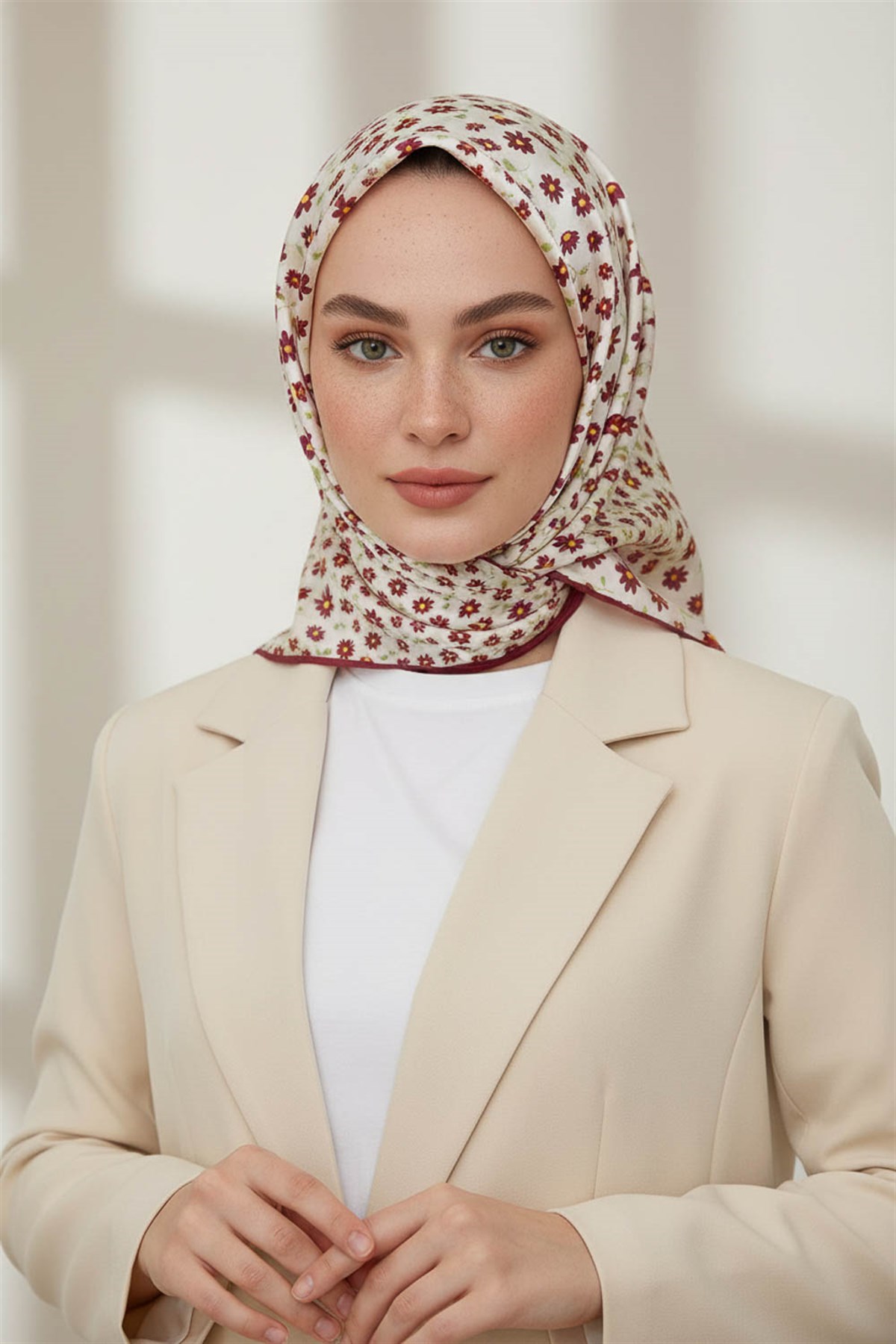 %100 Twill İpek Papatya Desenli Krem - Kırmızı Renkli 90x90 Eşarp Dikim Şekli : El Dikişi