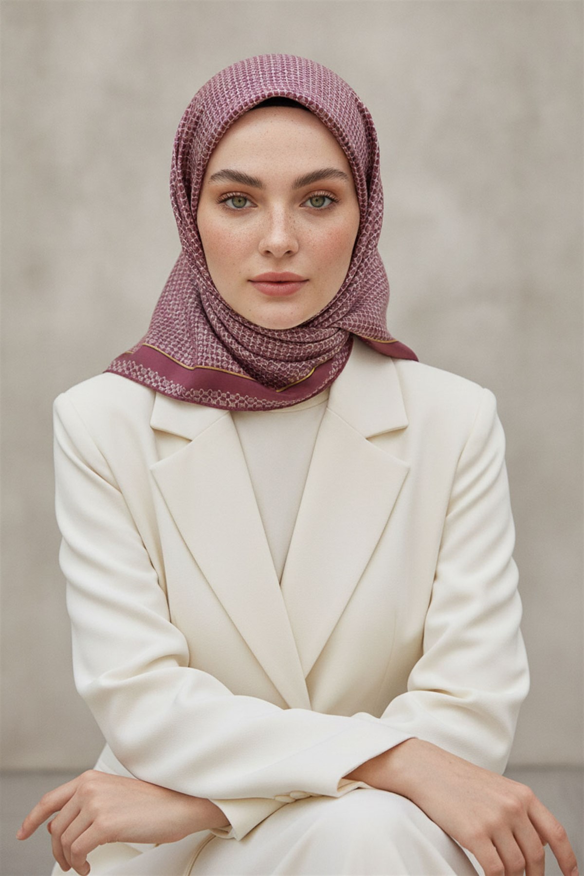 %100 Twill İpek Minik Motif Desenli Gül Kurusu - Krem Renkli 90x90 Eşarp Dikim Şekli : El Dikişi