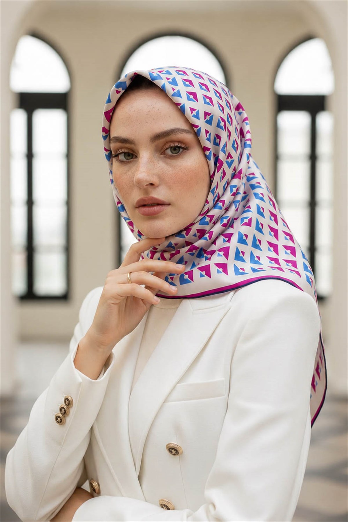 %100 Twill İpek Geometrik Desenli Saks - Fuşya Renkli 90x90 Eşarp Dikim Şekli : El Dikişi