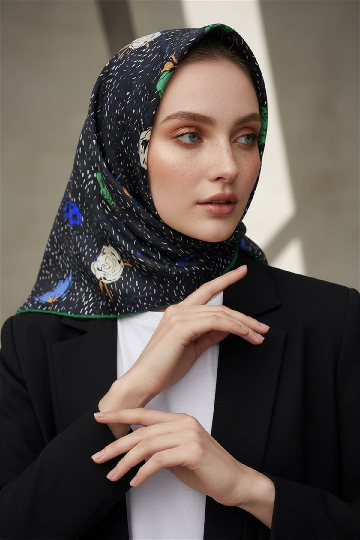 %100 Twill İpek Çıtır Çiçek Desenli Zümrüt Yeşili - Saks Renkli 90x90 Eşarp Dikim Şekli : El Dikişi
