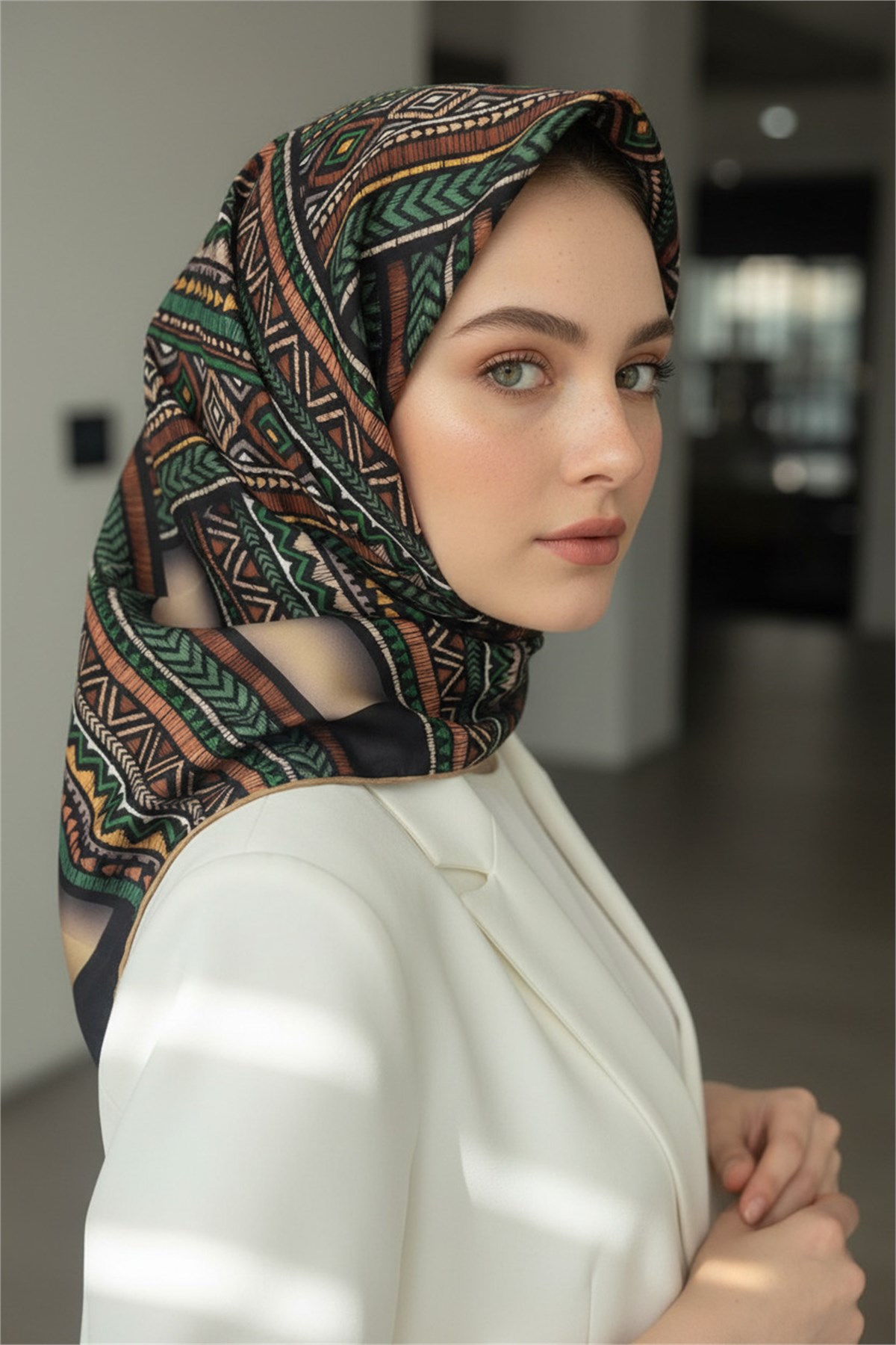 %100 Twill İpek Eşarp 90x90 Bej Zümrüt Yeşili Etnik Desenli El Dikişli Kadın Eşarp