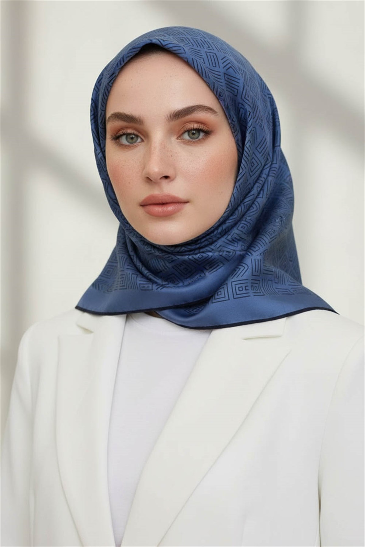 100% Twill İpek Etnik Motif Desenli İndigo - Lacivert Renkli 90x90 Dikim Şekli : El Dikişi Eşarp