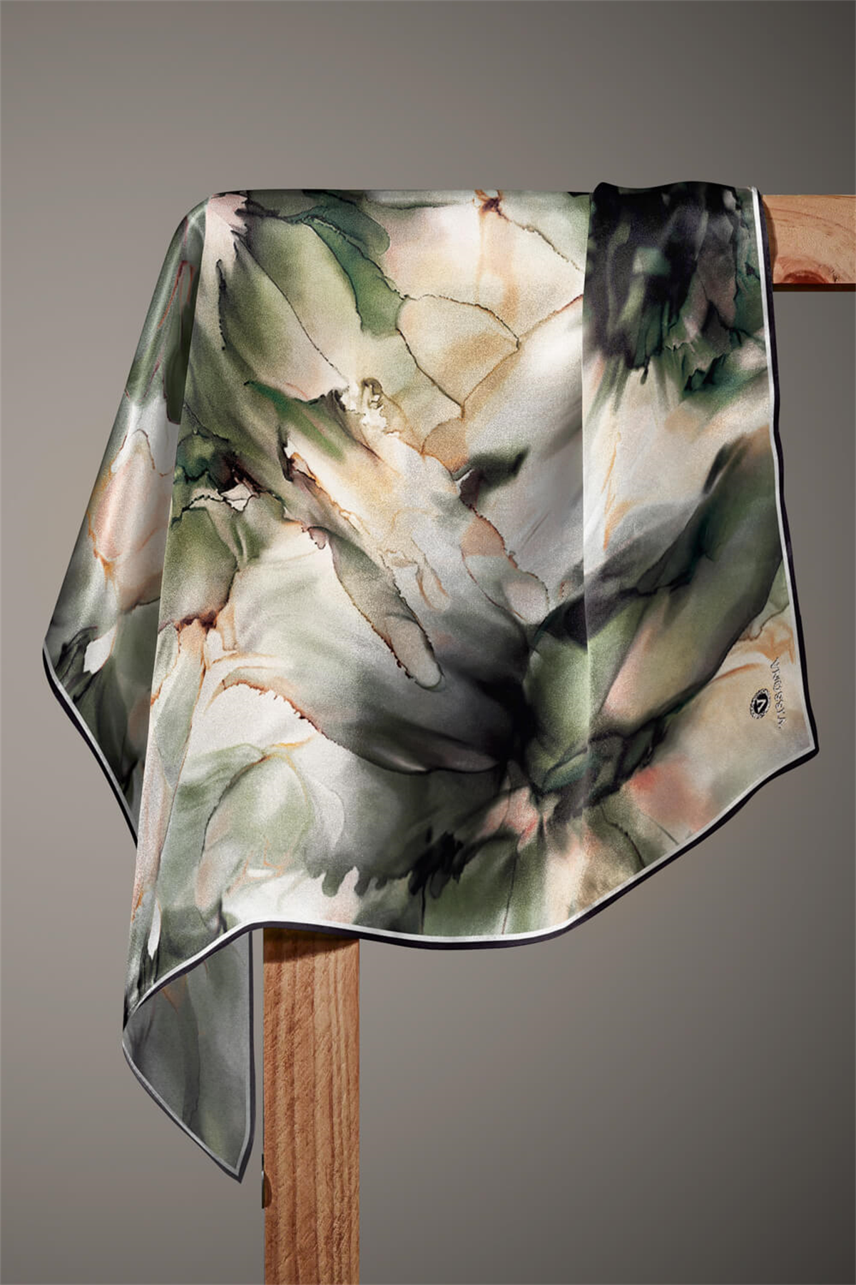 % 57 İPEK % 43 VİSKON Twill İpek Sulu Boyalı Çiçek Desenli Haki - Vizon Renkli 90x90 Eşarp Dikim Şekli : El Dikişi