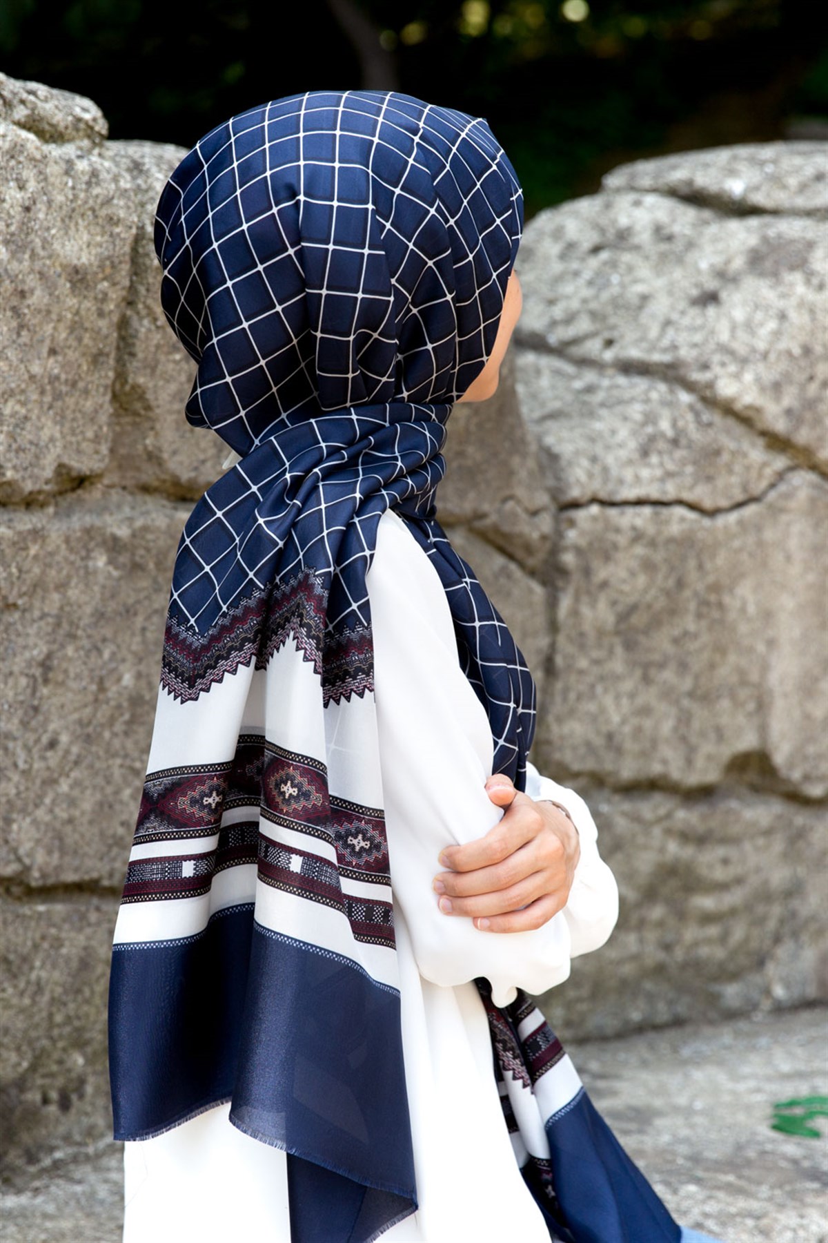 %100 İpek Etnik Desenli Lacivert - Krem Renkli 92x210 Şal