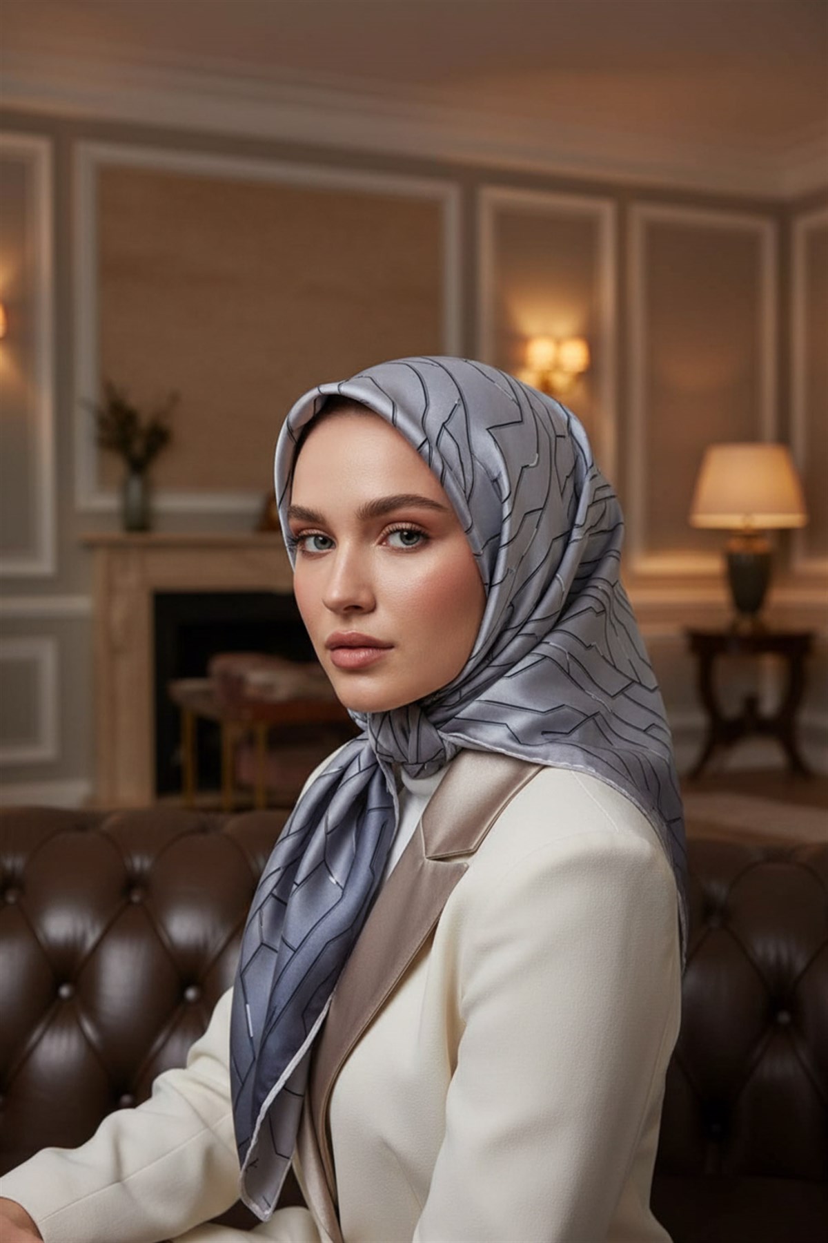 %100 Twill İpek Geometrik Desenli Gümüş Renkli 90x90 Eşarp Dikim Şekli : El Dikişi